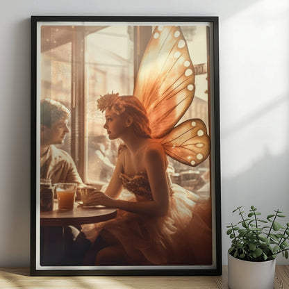Ein verliebtes Paar sitzt in einem stimmungsvollen Café, die Frau trägt ein Feenkostüm mit großen, leuchtenden Schmetterlingsflügeln, romantische Lichtstimmung.. Rahmen schwarz 50x70