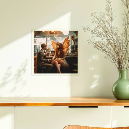 Ein elegantes Paar im Café, die Frau trägt ein detailreiches Feenkostüm mit orangefarbenen Schmetterlingsflügeln, verträumte Atmosphäre.. Ohne Rahmen 30x30