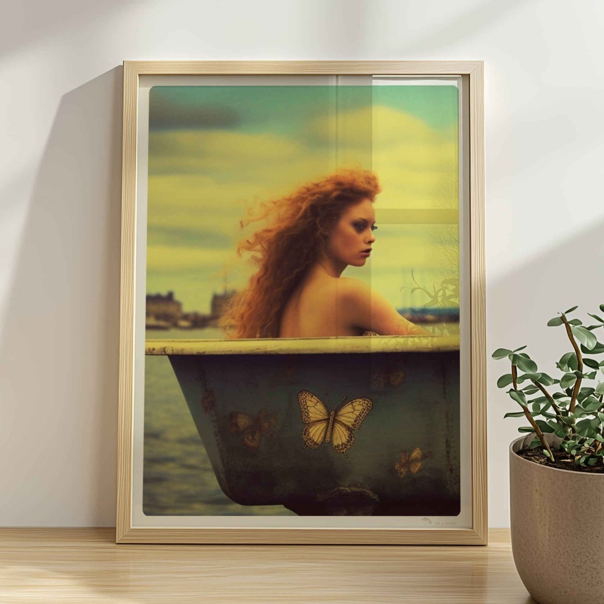 Eine rothaarige Frau sitzt verträumt in einer alten Badewanne mit Schmetterlingsmotiven am Wasser, surreal und märchenhaft.. Rahmen natur 30x40