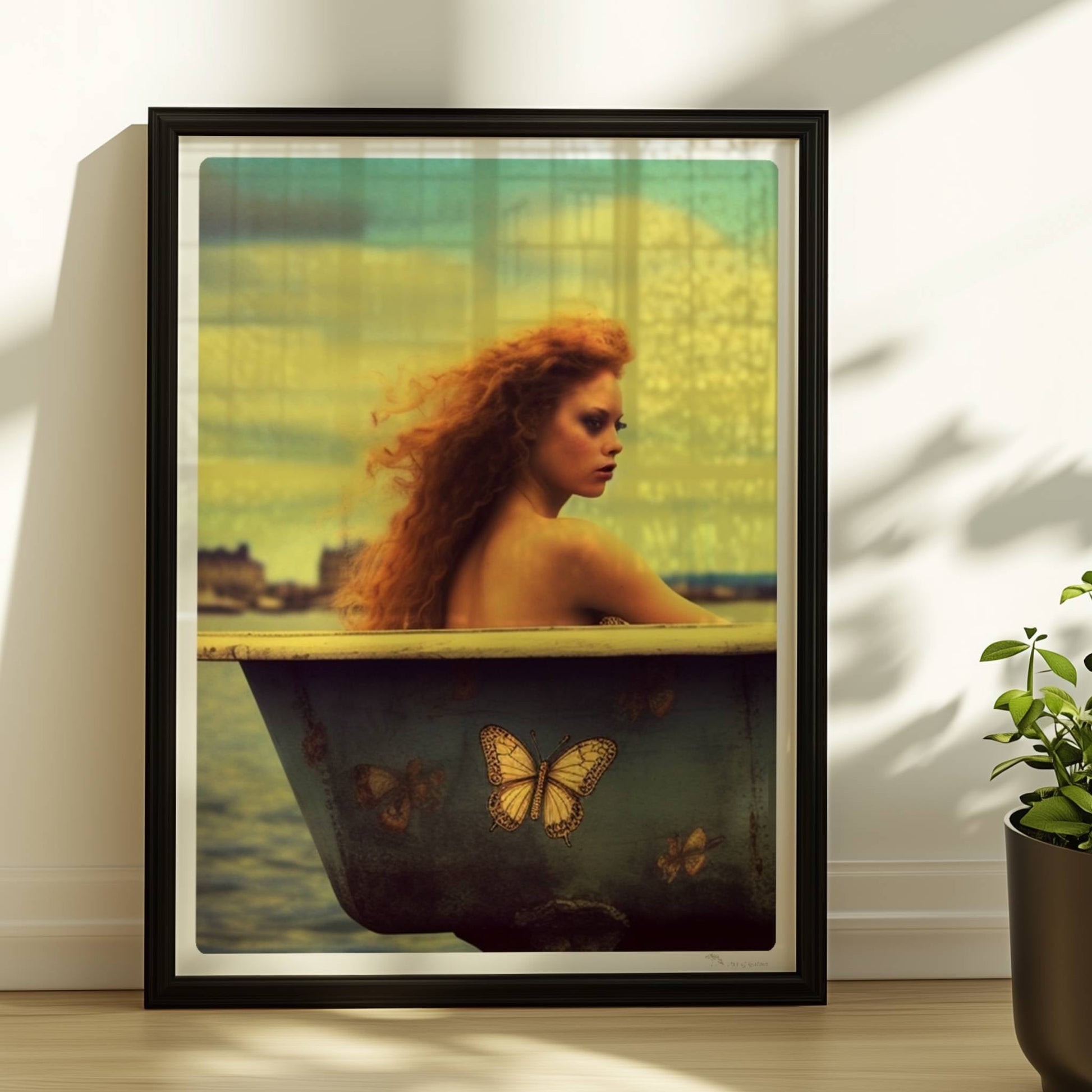 Eine rothaarige Frau sitzt verträumt in einer alten Badewanne mit Schmetterlingsmotiven am Wasser, surreal und märchenhaft.. Rahmen schwarz 30x40