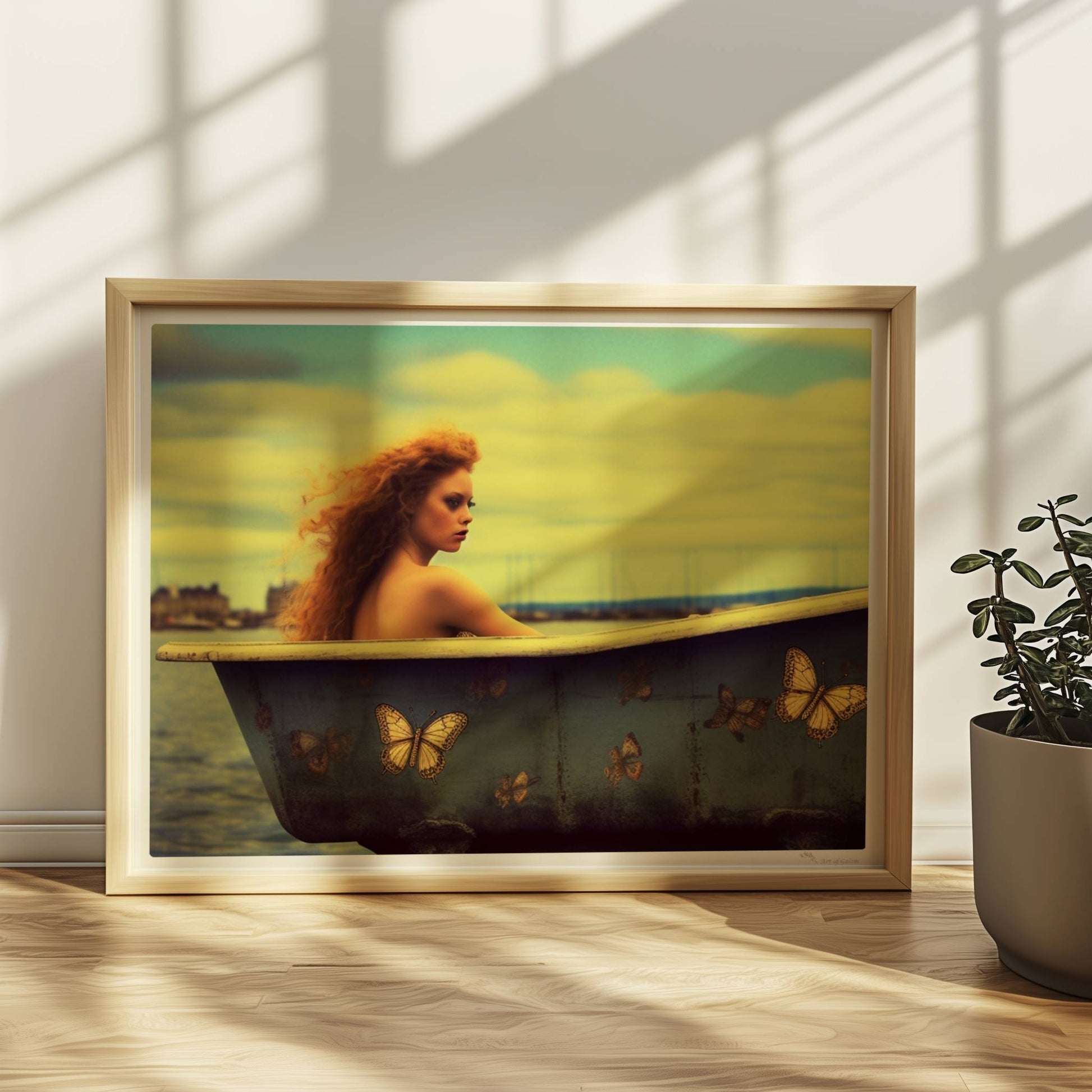 Eine rothaarige Frau sitzt verträumt in einer alten Badewanne mit Schmetterlingsmotiven am Wasser, surreal und märchenhaft.. Rahmen natur 40x30
