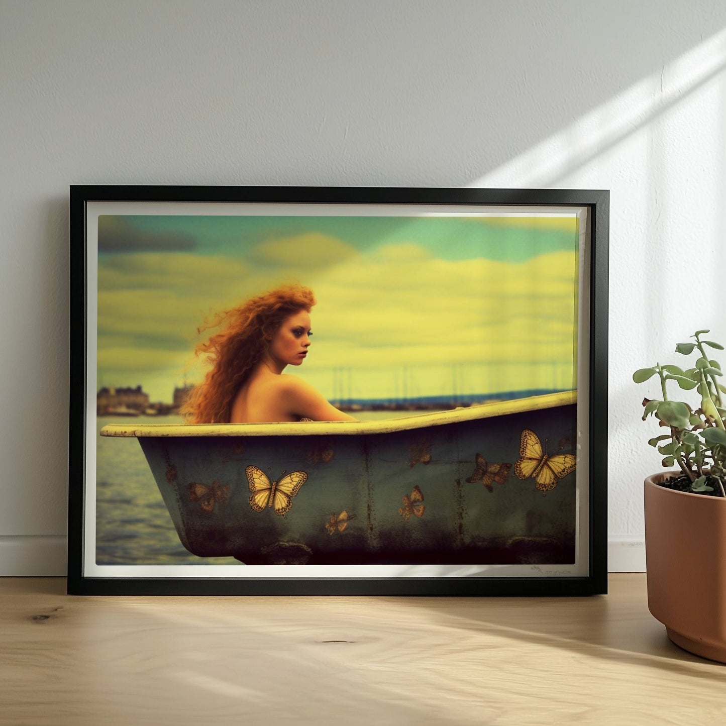 Eine rothaarige Frau sitzt verträumt in einer alten Badewanne mit Schmetterlingsmotiven am Wasser, surreal und märchenhaft.. Rahmen schwarz 40x30