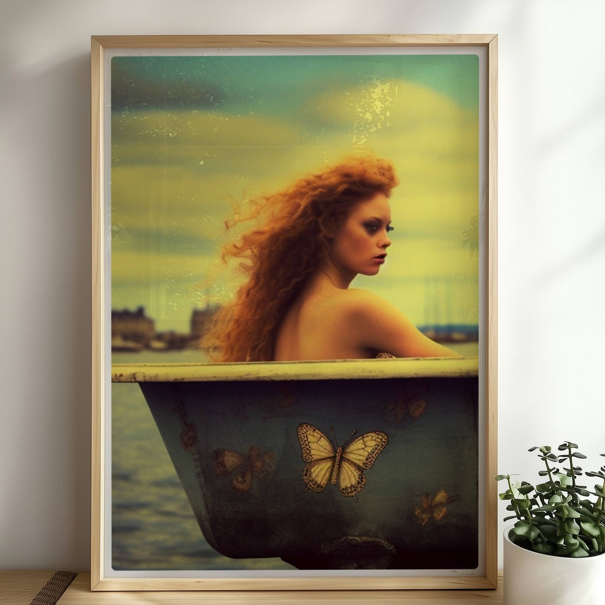 Eine rothaarige Frau sitzt verträumt in einer alten Badewanne mit Schmetterlingsmotiven am Wasser, surreal und märchenhaft.. Rahmen natur 50x70