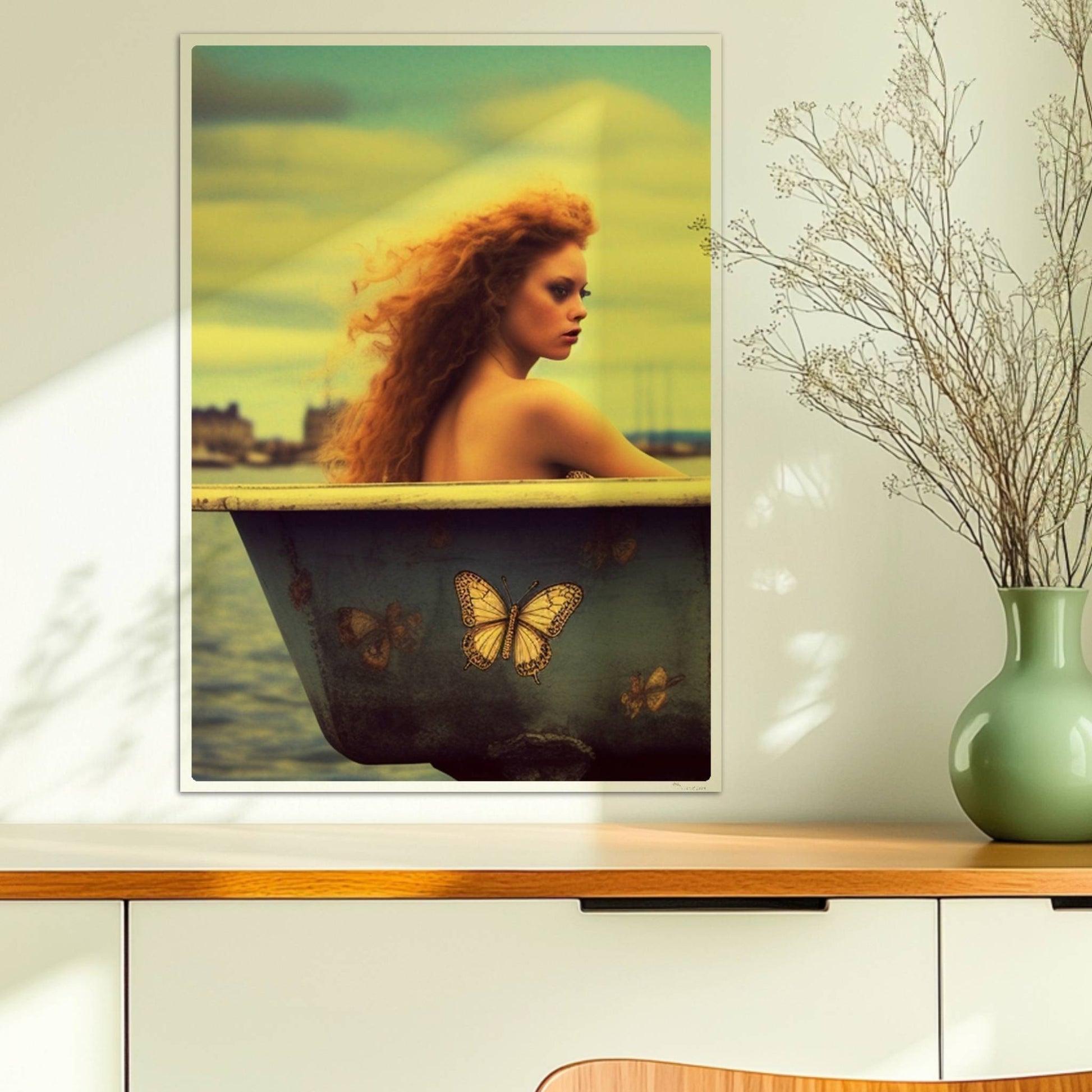 Eine rothaarige Frau sitzt verträumt in einer alten Badewanne mit Schmetterlingsmotiven am Wasser, surreal und märchenhaft.. Ohne Rahmen 50x70
