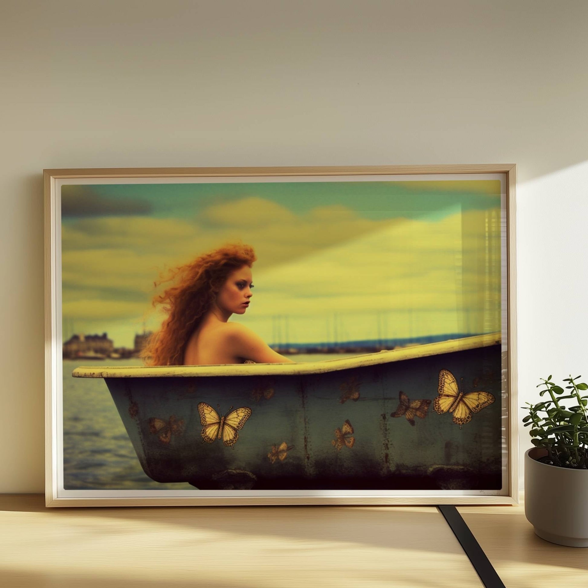 Eine rothaarige Frau sitzt verträumt in einer alten Badewanne mit Schmetterlingsmotiven am Wasser, surreal und märchenhaft.. Rahmen natur 70x50