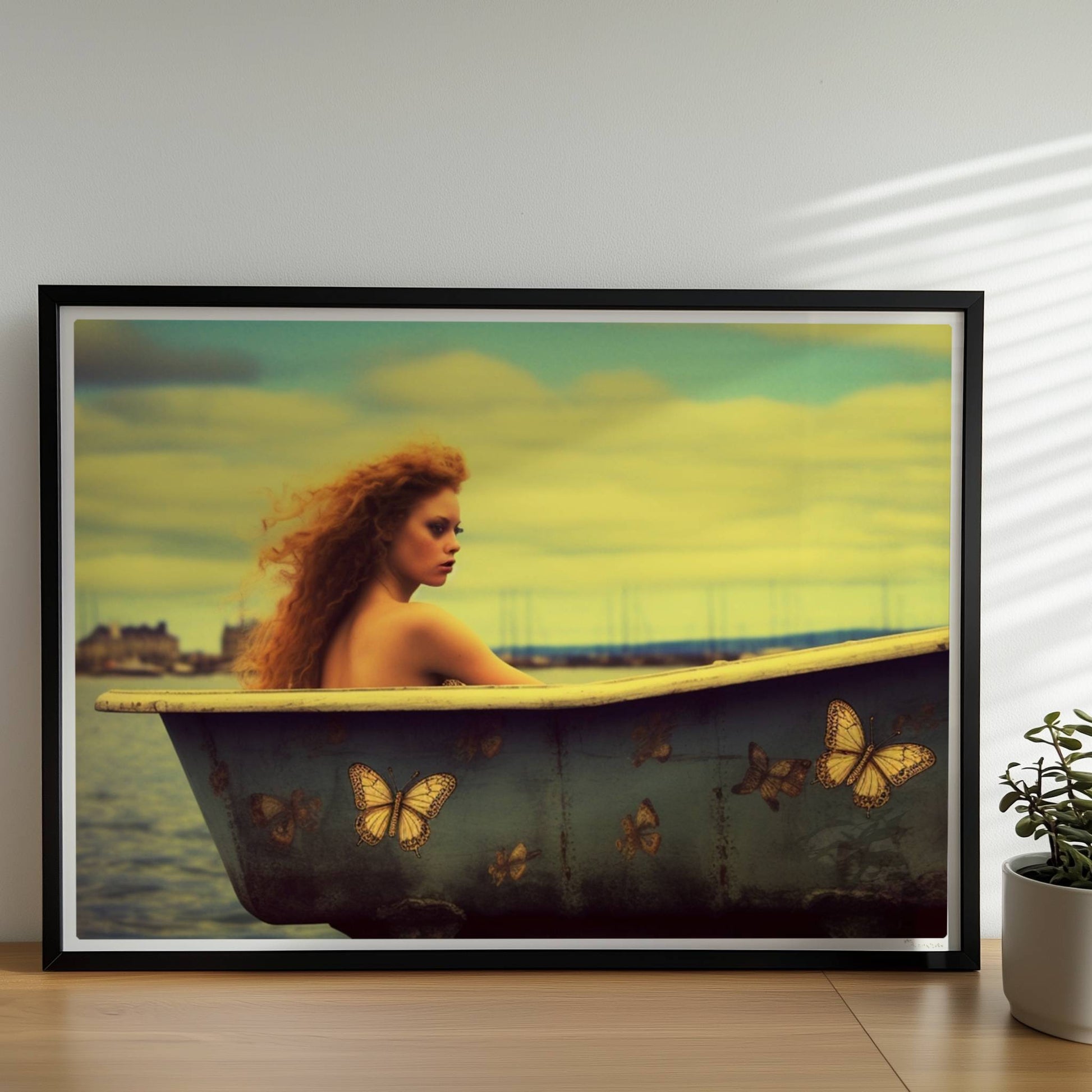 Eine rothaarige Frau sitzt verträumt in einer alten Badewanne mit Schmetterlingsmotiven am Wasser, surreal und märchenhaft.. Rahmen schwarz 70x50