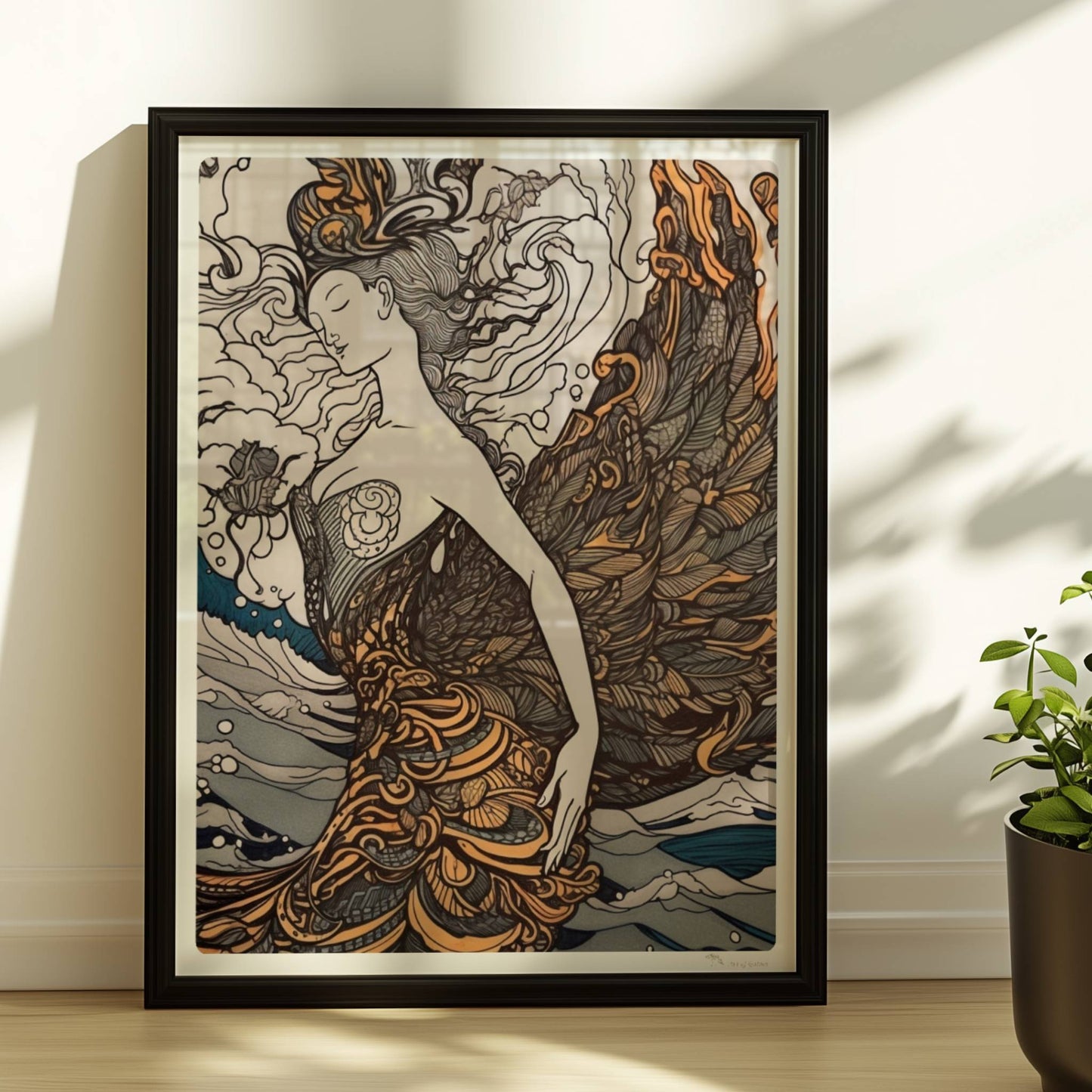 Künstlerische Darstellung einer Frau mit phönixartigen Federn, die sich in den Wellen des Ozeans verwandelt. Jugendstil-Muster und dynamische Linien.. Rahmen schwarz 30x40