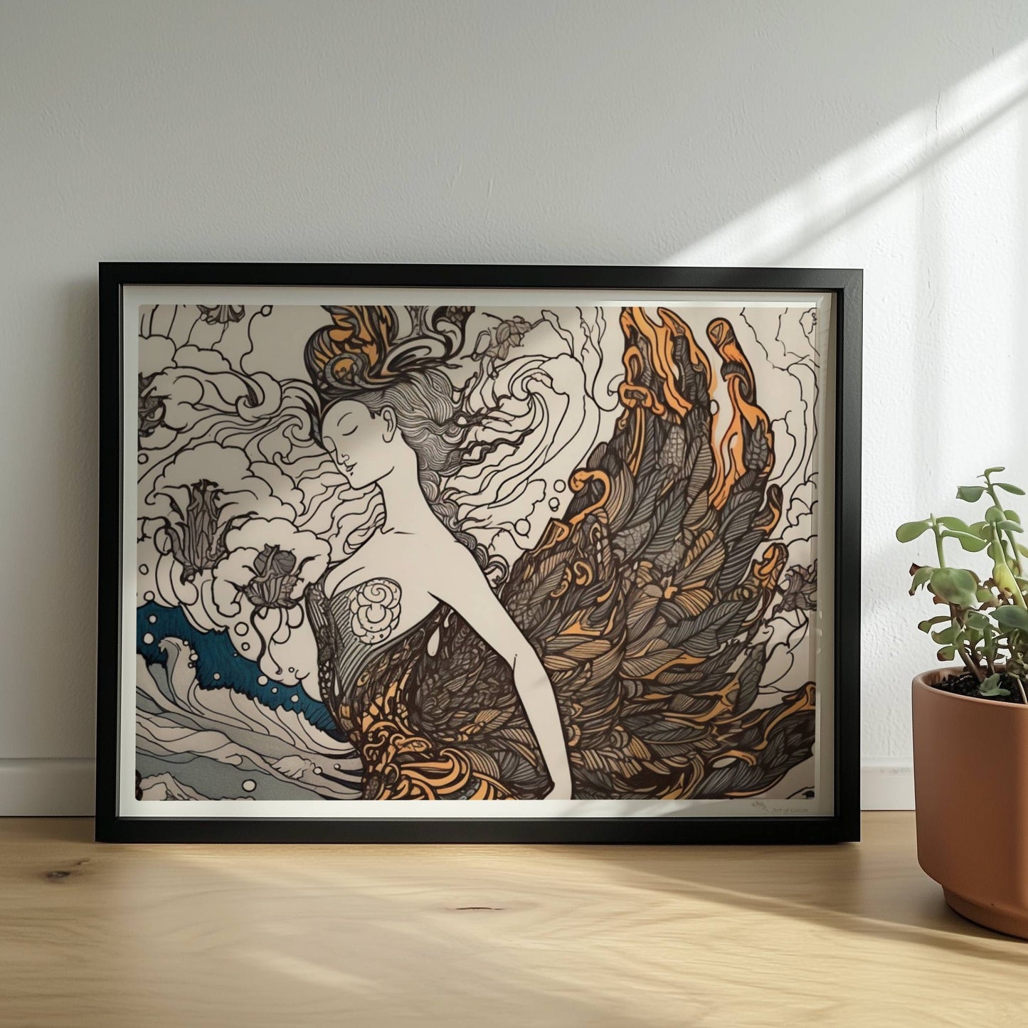Künstlerische Darstellung einer Frau mit phönixartigen Federn, die sich in den Wellen des Ozeans verwandelt. Jugendstil-Muster und dynamische Linien.. Rahmen schwarz 40x30