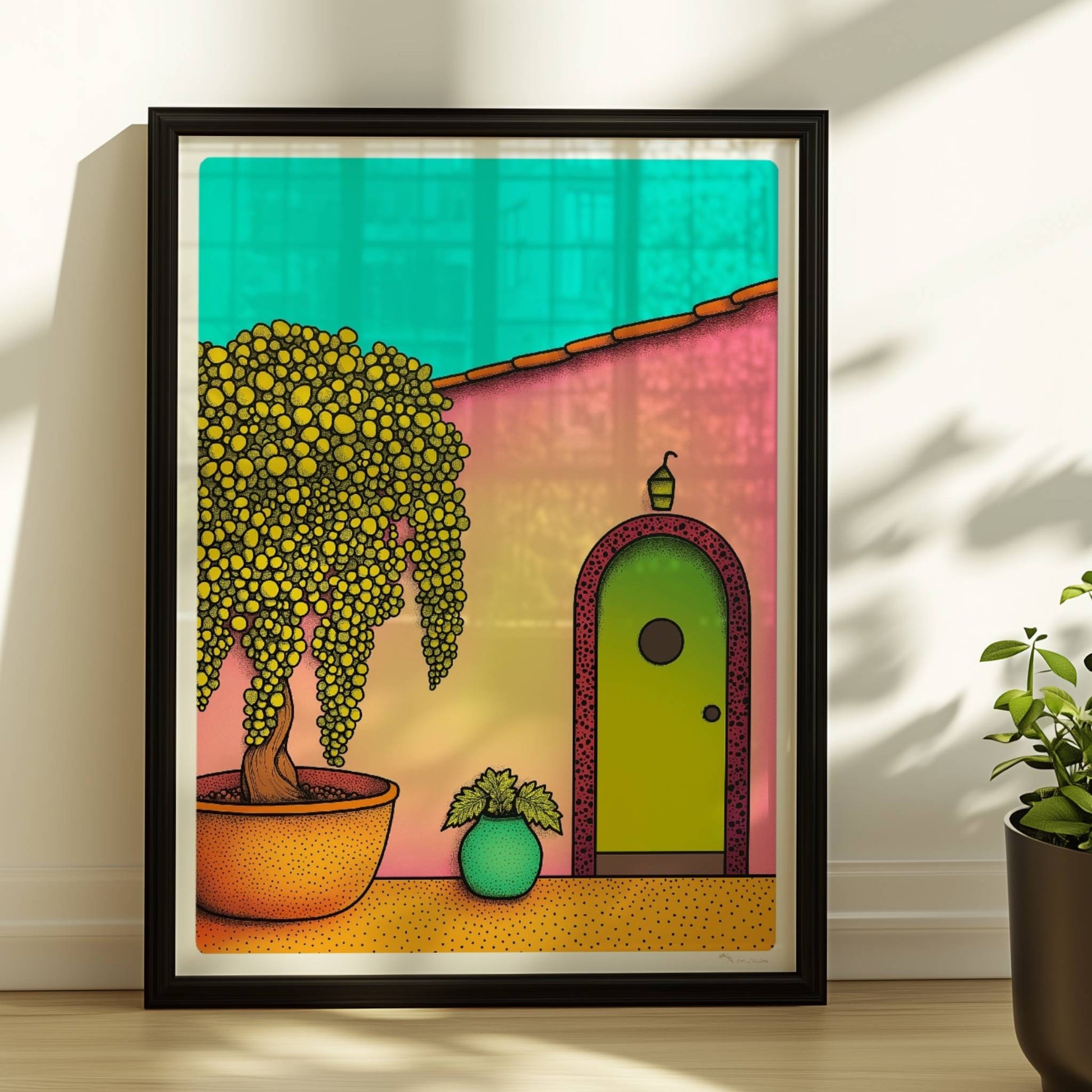 Pastellfarbene Haustür mit Bogen, mediterraner Hof mit großem gelbem Baum im Topf und dekorativen Pflanzen, Urlaubsszene mit Hausfassade. Rahmen schwarz 30x40