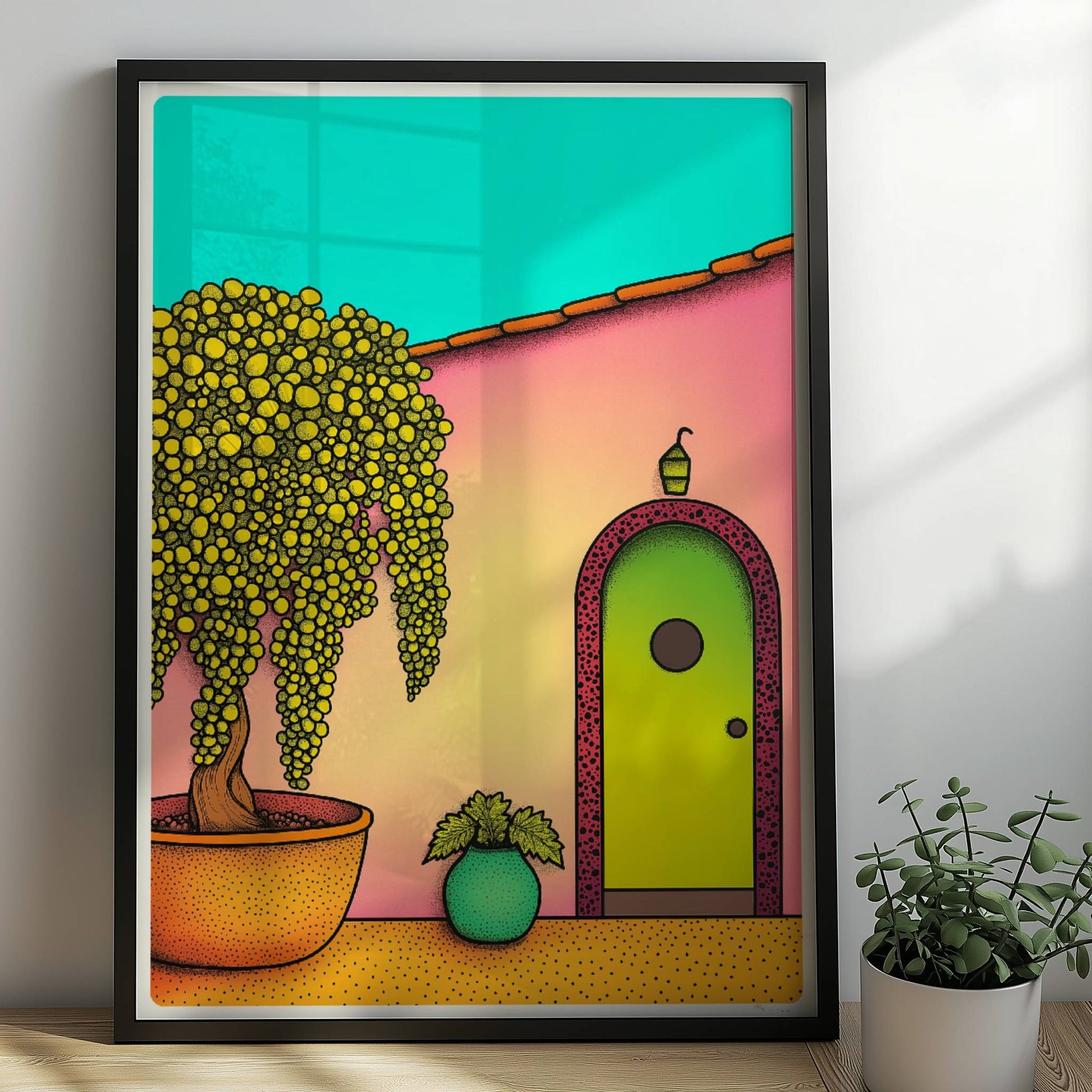 Pastellfarbene Haustür mit Bogen, mediterraner Hof mit großem gelbem Baum im Topf und dekorativen Pflanzen, Urlaubsszene mit Hausfassade. Rahmen schwarz 50x70