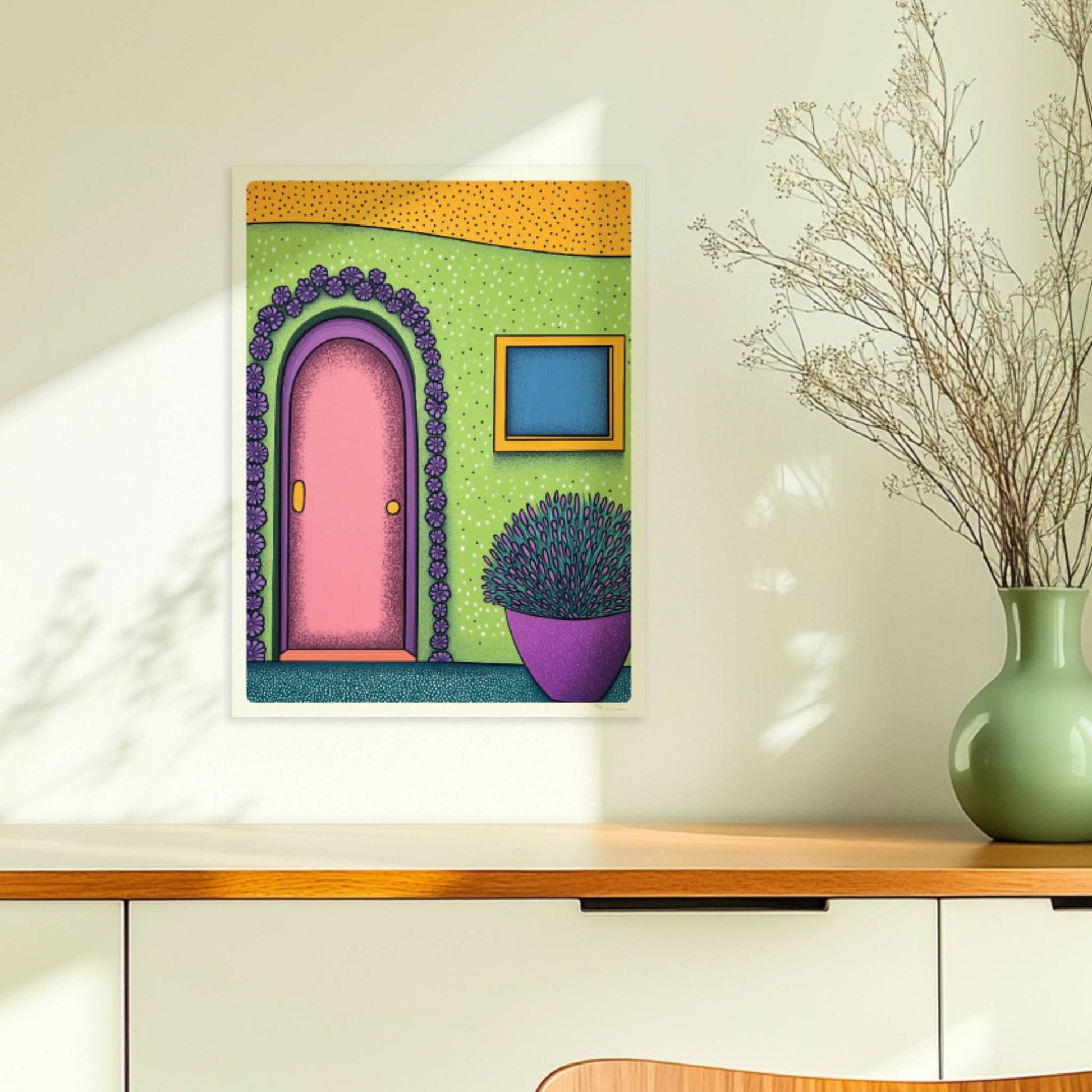 Grüne Fassade mit rosa Haustür, Blumenrahmen und lila Pflanze im Topf – farbenfrohes Reisemotiv mit mediterranem Flair. Ohne Rahmen 30x40