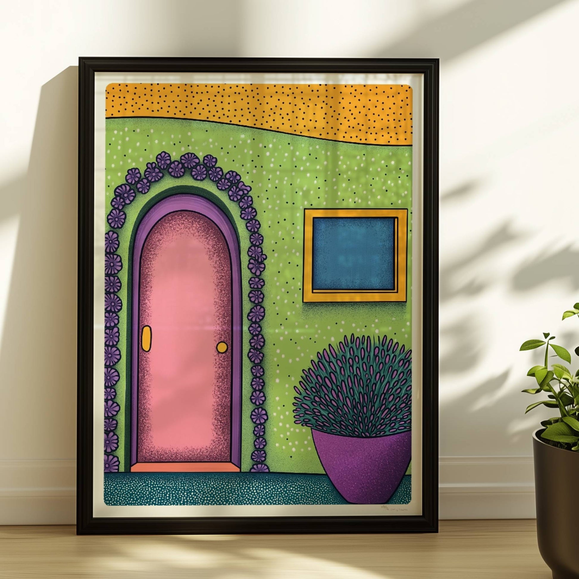 Grüne Fassade mit rosa Haustür, Blumenrahmen und lila Pflanze im Topf – farbenfrohes Reisemotiv mit mediterranem Flair. Rahmen schwarz 30x40