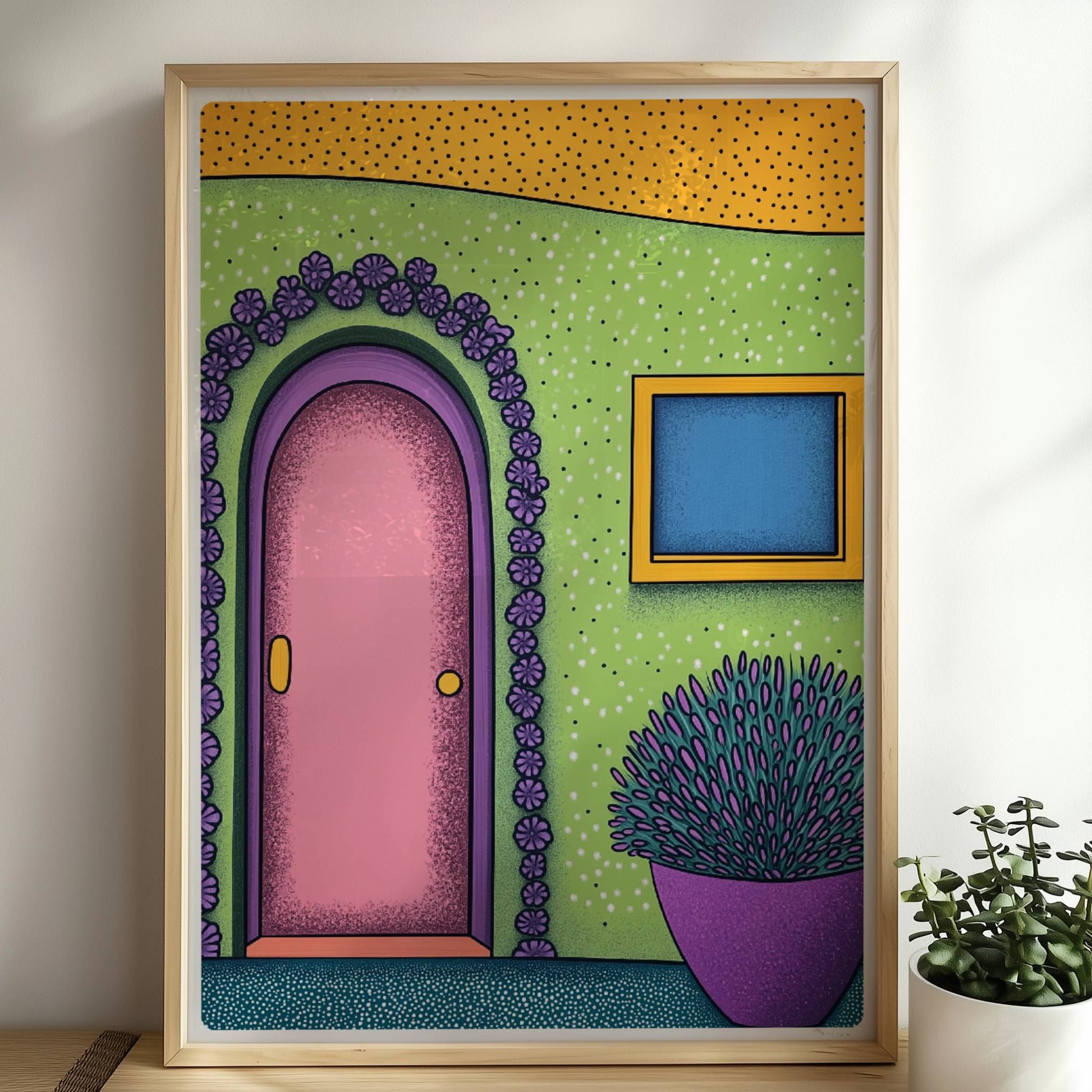 Grüne Fassade mit rosa Haustür, Blumenrahmen und lila Pflanze im Topf – farbenfrohes Reisemotiv mit mediterranem Flair. Rahmen natur 50x70