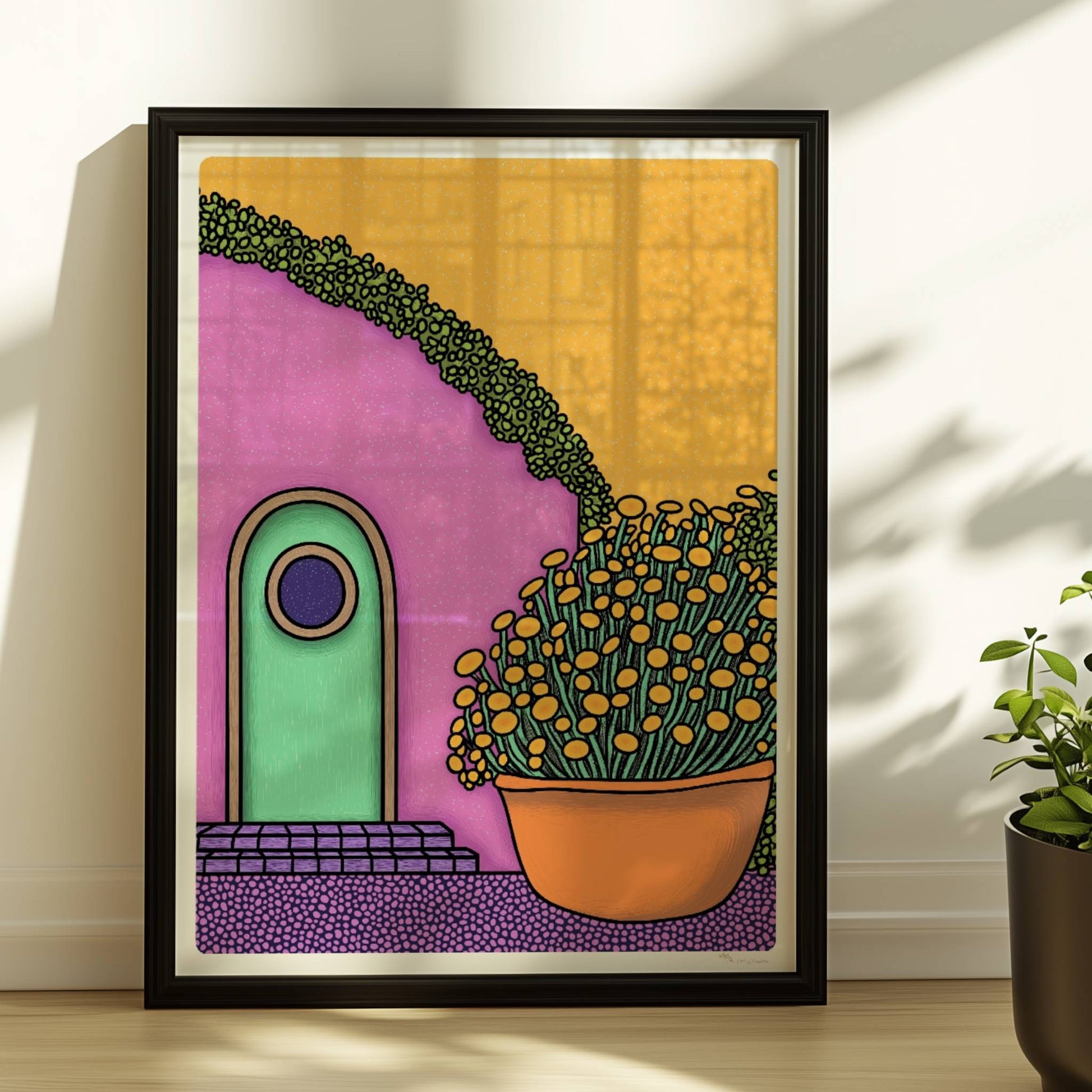 Pastellfarbene Fassade mit grüner Tür und rundem Fenster, umgeben von Ranken und großem Blumentopf – mediterranes Urlaubsarchitektur-Motiv. Rahmen schwarz 30x40
