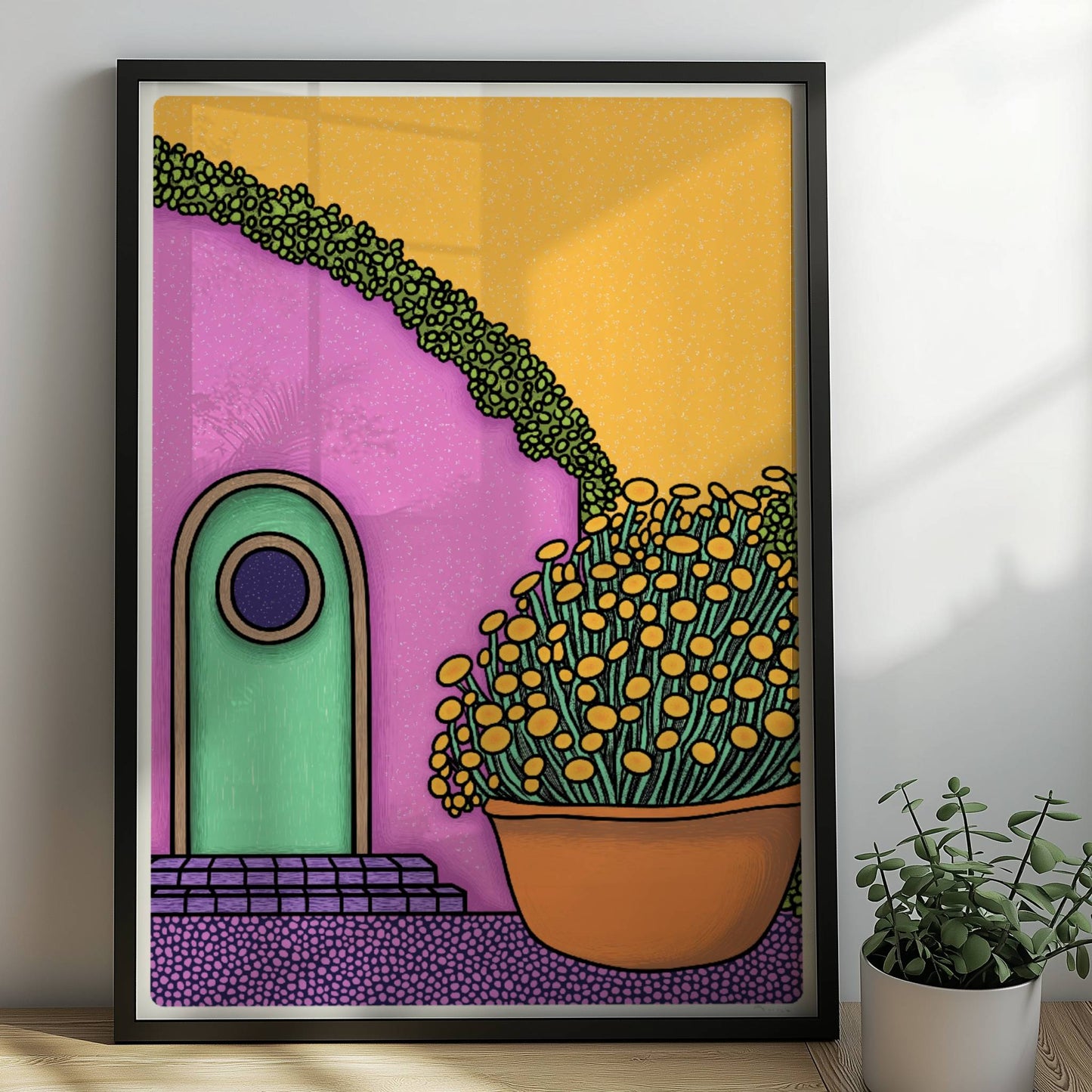 Pastellfarbene Fassade mit grüner Tür und rundem Fenster, umgeben von Ranken und großem Blumentopf – mediterranes Urlaubsarchitektur-Motiv. Rahmen schwarz 50x70