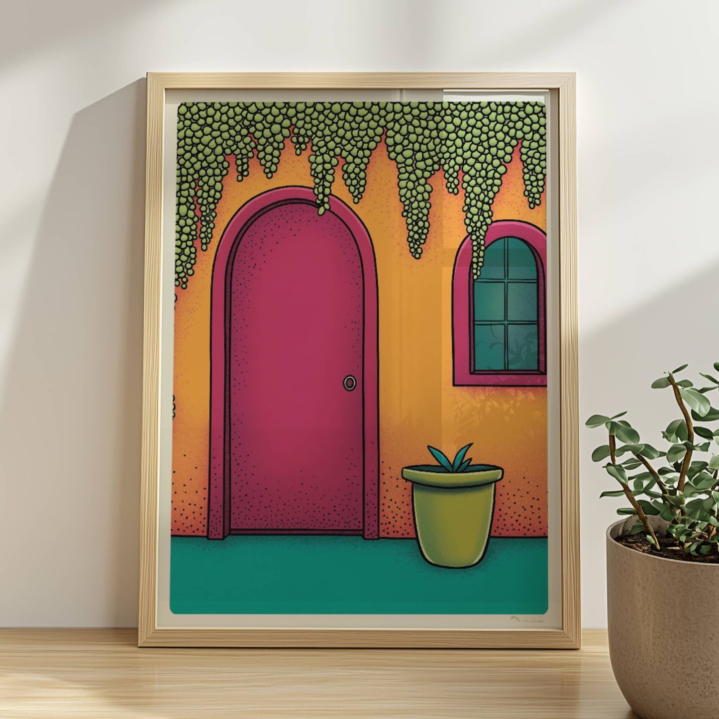 Orangefarbene Hausfassade mit bogenförmiger rosa Tür, hängenden Traubenpflanzen und Fenster – mediterranes Urlaubsarchitektur-Motiv. Rahmen natur 30x40