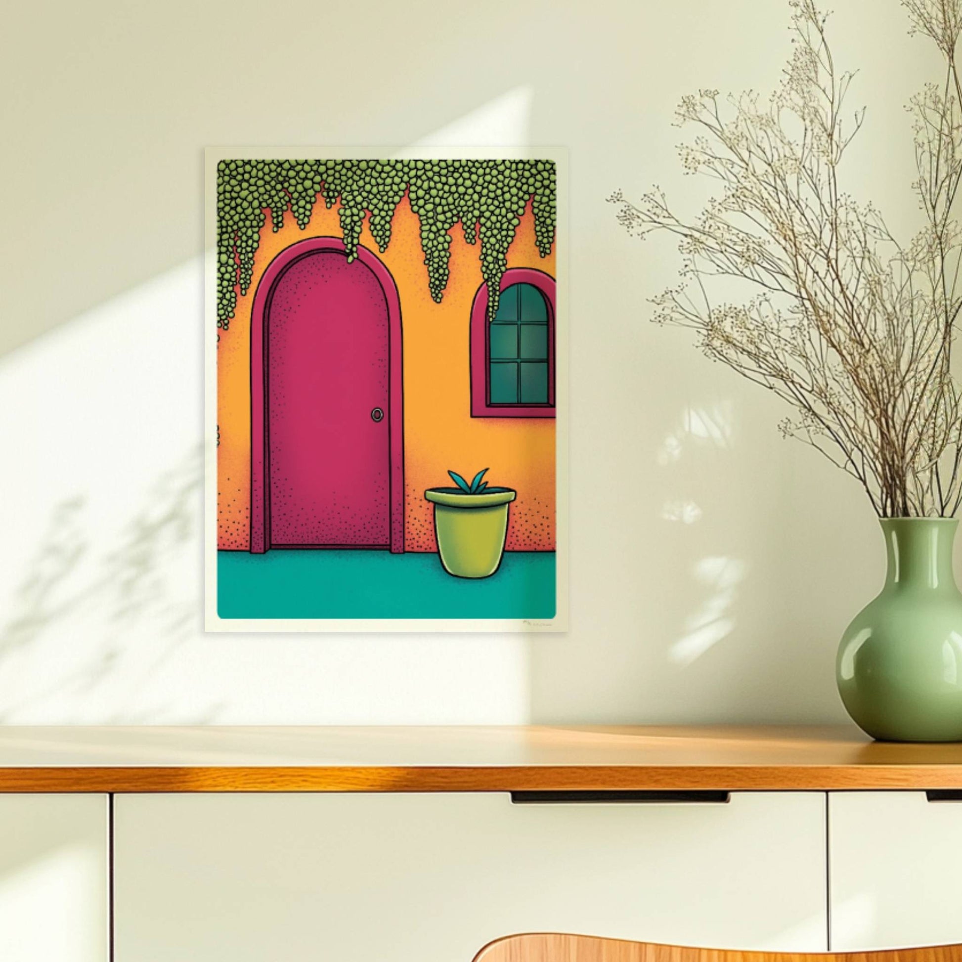 Orangefarbene Hausfassade mit bogenförmiger rosa Tür, hängenden Traubenpflanzen und Fenster – mediterranes Urlaubsarchitektur-Motiv. Ohne Rahmen 30x40