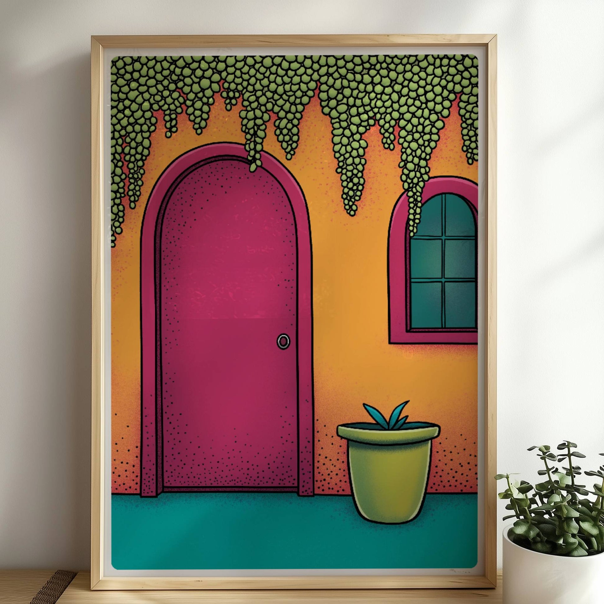 Orangefarbene Hausfassade mit bogenförmiger rosa Tür, hängenden Traubenpflanzen und Fenster – mediterranes Urlaubsarchitektur-Motiv. Rahmen natur 50x70
