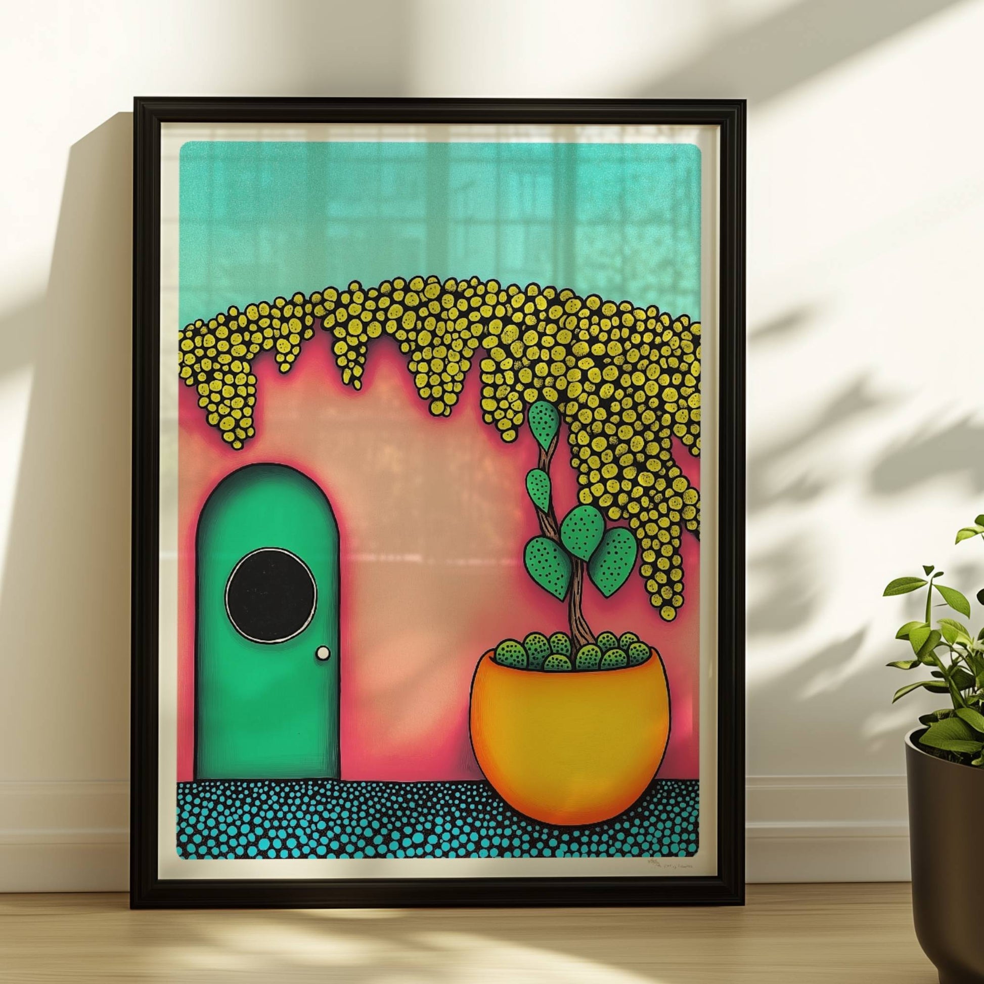 Türkise Haustür mit rundem Fenster, pinkfarbener Wand, üppigem gelbem Blütendach und großem Kaktus im Terrakotta?Topf – Pop?Art, fröhliche mediterrane Fassade.. Rahmen schwarz 30x40