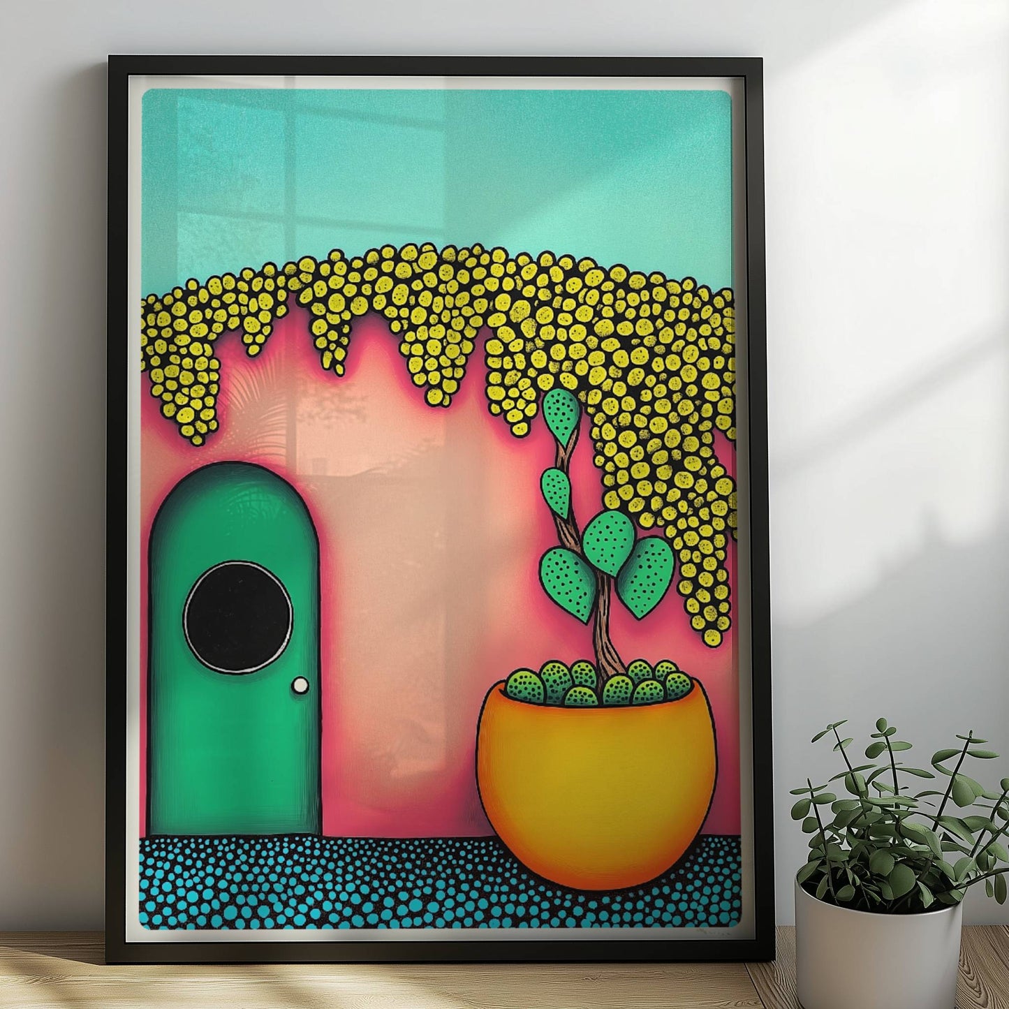 Türkise Haustür mit rundem Fenster, pinkfarbener Wand, üppigem gelbem Blütendach und großem Kaktus im Terrakotta?Topf – Pop?Art, fröhliche mediterrane Fassade.. Rahmen schwarz 50x70