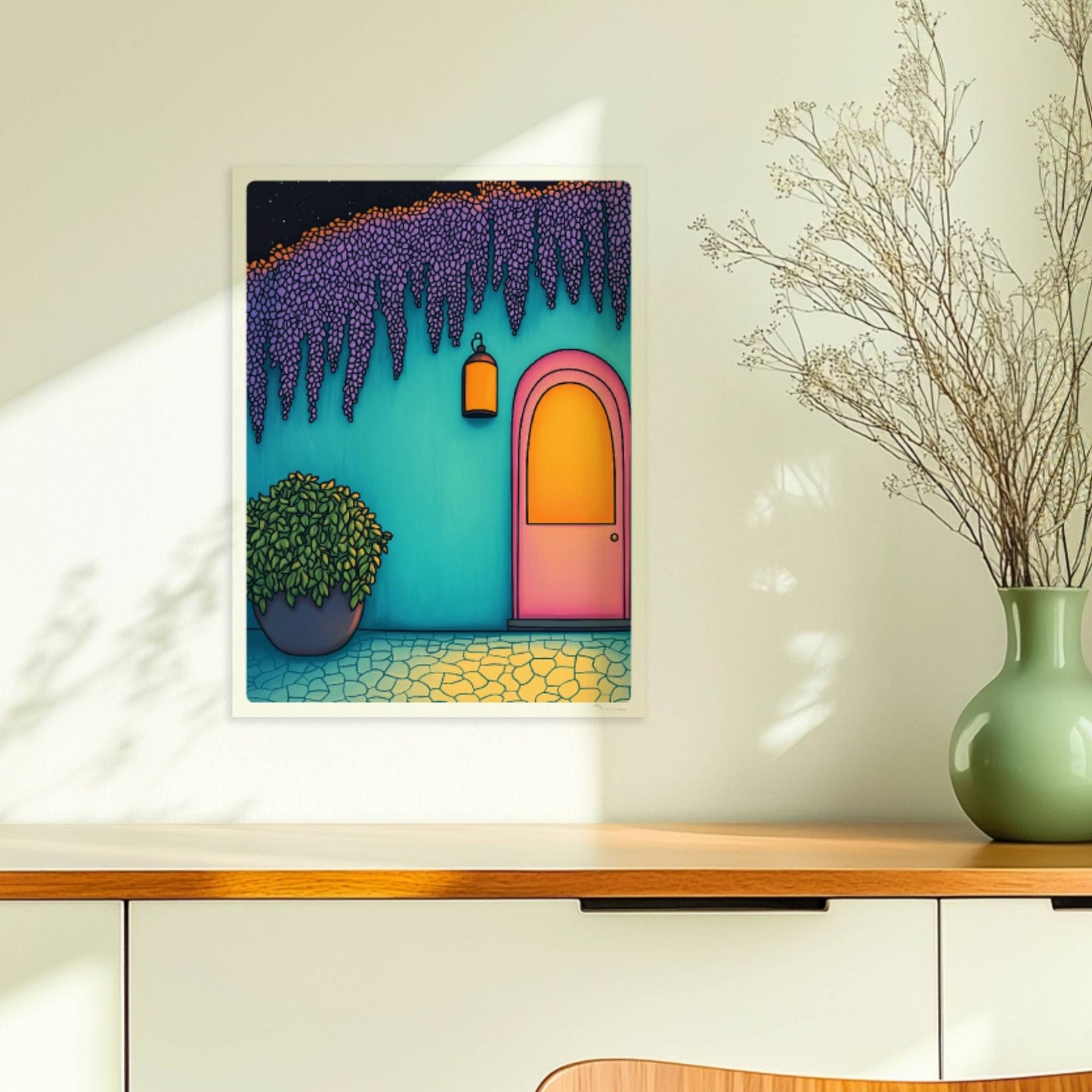 Pinkfarbene Haustür mit Laterne bei Nacht, türkisfarbener Wand, üppiger lila Wisteria und Topfpflanze – mediterraner Ferienstil, stimmungsvolle Farben.. Ohne Rahmen 30x40