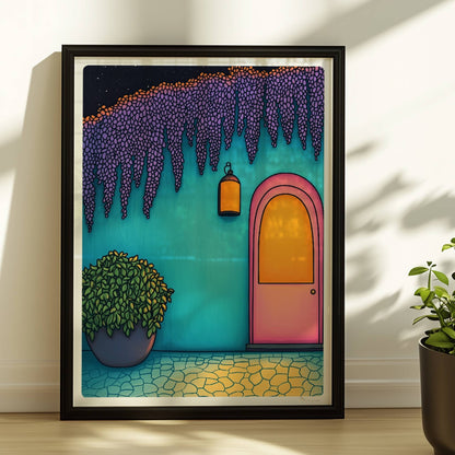 Pinkfarbene Haustür mit Laterne bei Nacht, türkisfarbener Wand, üppiger lila Wisteria und Topfpflanze – mediterraner Ferienstil, stimmungsvolle Farben.. Rahmen schwarz 30x40