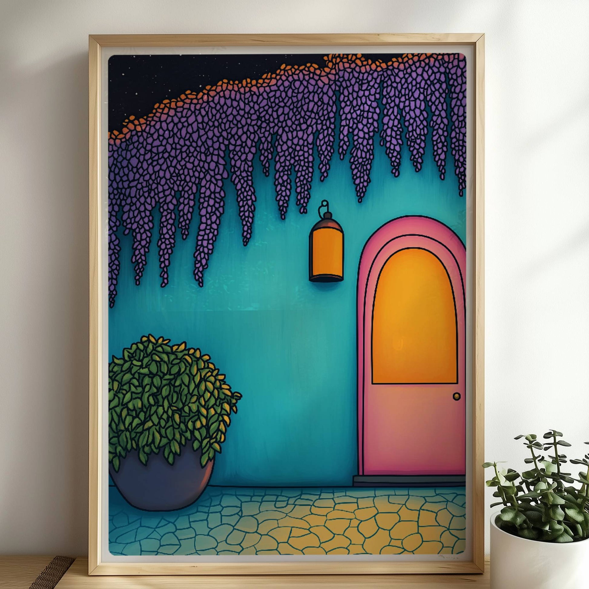 Pinkfarbene Haustür mit Laterne bei Nacht, türkisfarbener Wand, üppiger lila Wisteria und Topfpflanze – mediterraner Ferienstil, stimmungsvolle Farben.. Rahmen natur 50x70