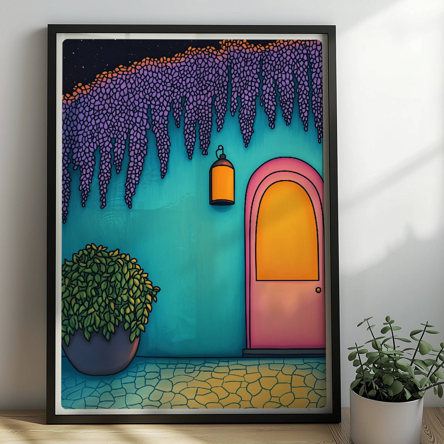 Pinkfarbene Haustür mit Laterne bei Nacht, türkisfarbener Wand, üppiger lila Wisteria und Topfpflanze – mediterraner Ferienstil, stimmungsvolle Farben.. Rahmen schwarz 50x70