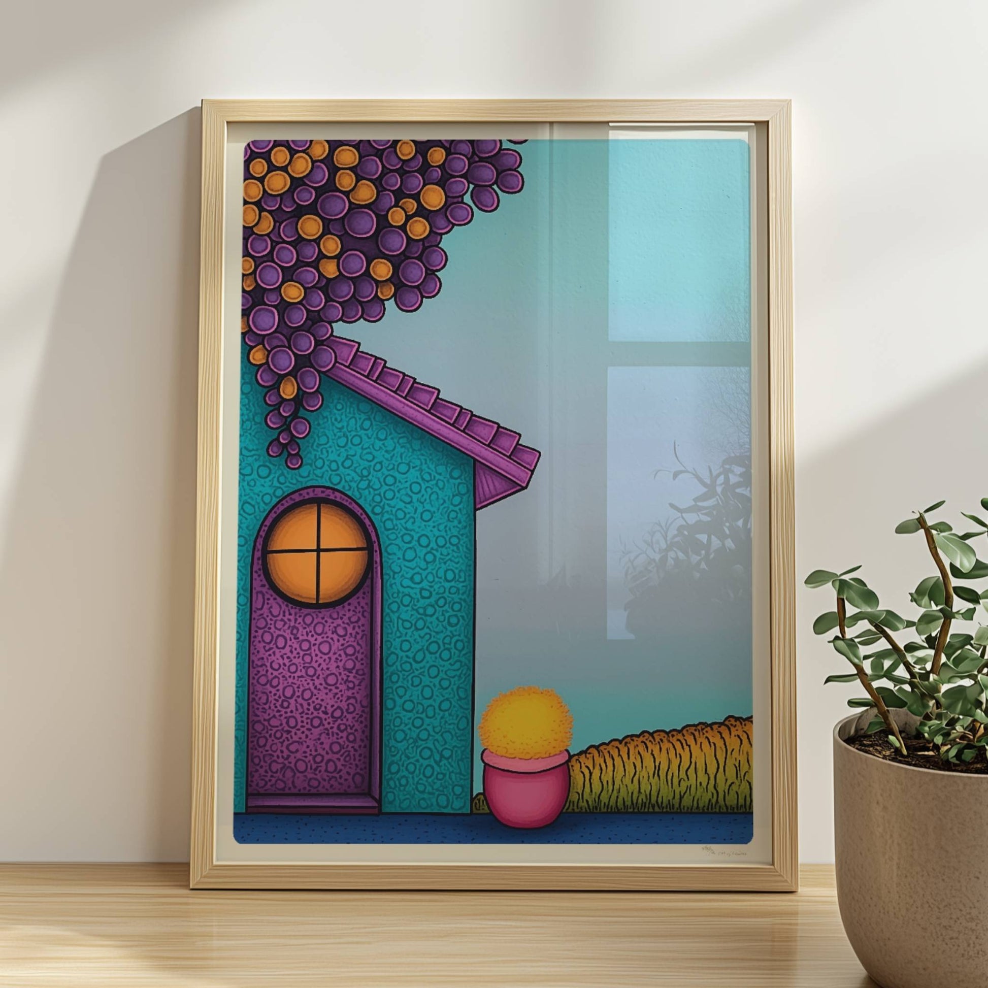 Türkise Hausfassade mit runder lila Tür, hängenden roten Trauben und gelbem Blumentopf – fröhliches mediterranes Urlaubsmotiv.. Rahmen natur 30x40