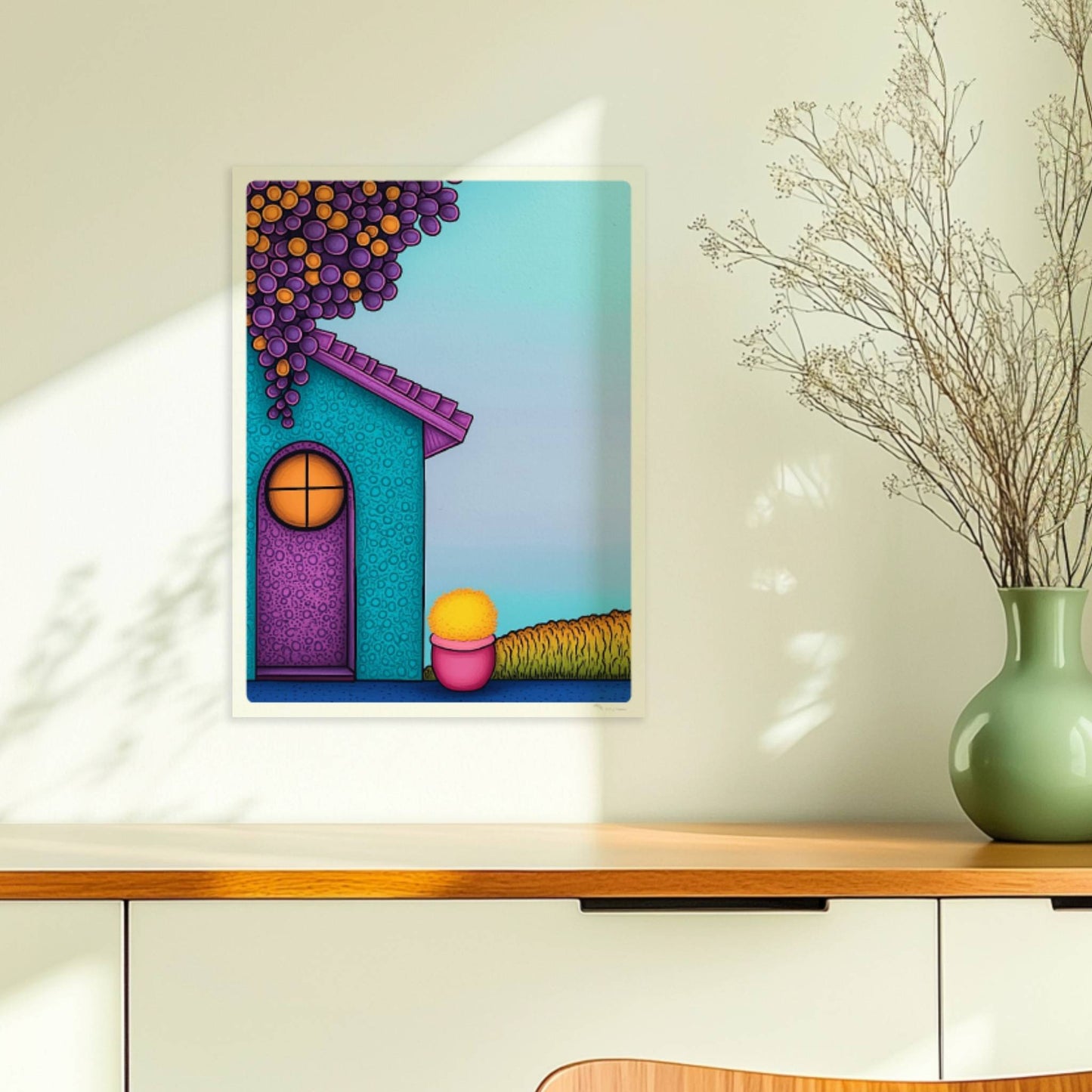 Türkise Hausfassade mit runder lila Tür, hängenden roten Trauben und gelbem Blumentopf – fröhliches mediterranes Urlaubsmotiv.. Ohne Rahmen 30x40
