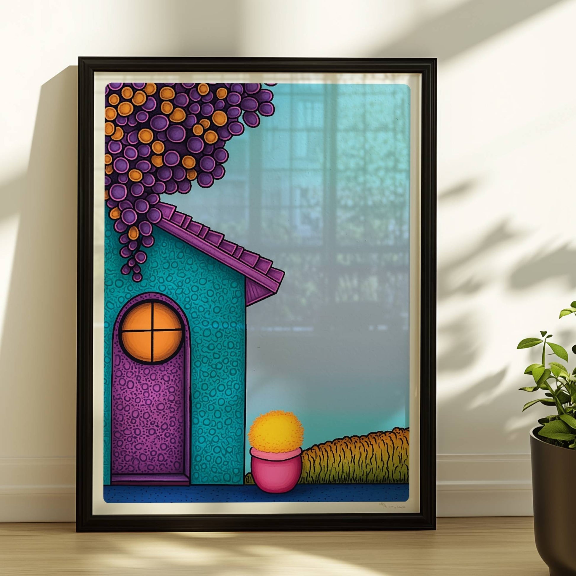 Türkise Hausfassade mit runder lila Tür, hängenden roten Trauben und gelbem Blumentopf – fröhliches mediterranes Urlaubsmotiv.. Rahmen schwarz 30x40