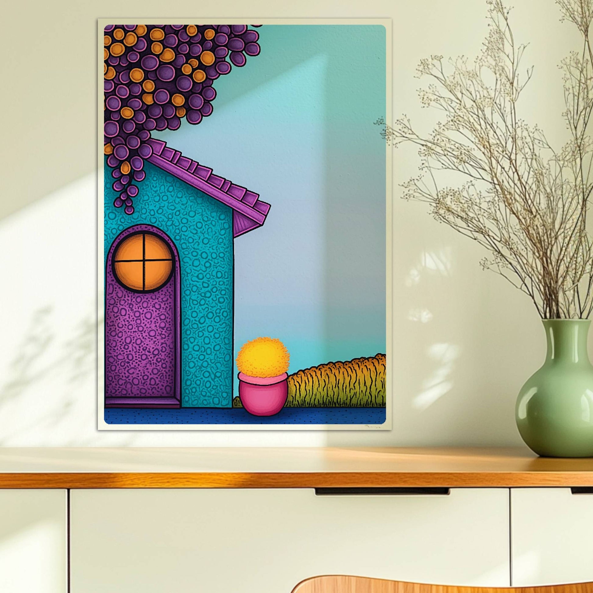 Türkise Hausfassade mit runder lila Tür, hängenden roten Trauben und gelbem Blumentopf – fröhliches mediterranes Urlaubsmotiv.. Ohne Rahmen 50x70