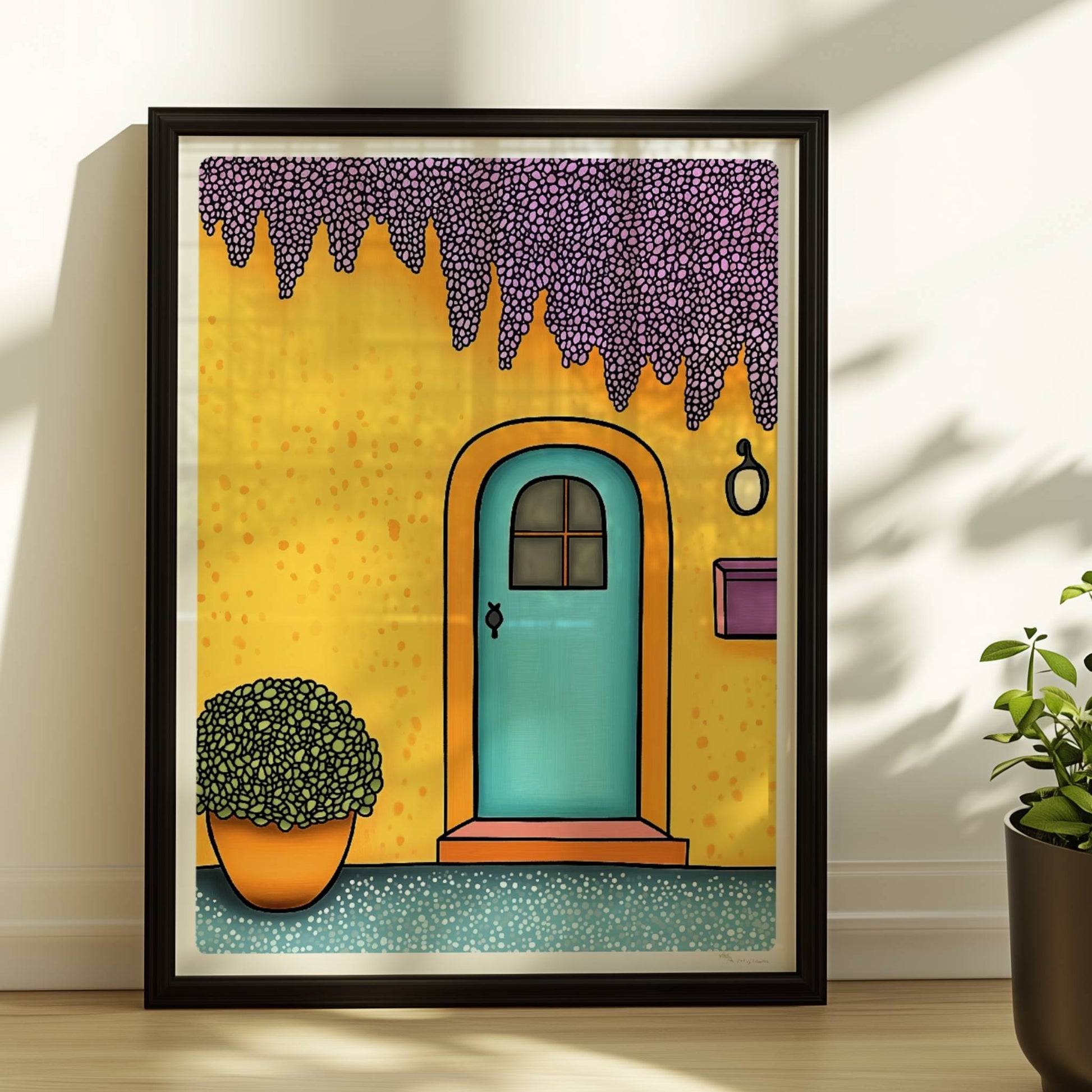 Gelbe Hausfassade mit türkiser Tür, hängender lila Wisteria und orangem Blumentopf – mediterrane Ferienarchitektur, heitere Stimmung.. Rahmen schwarz 30x40