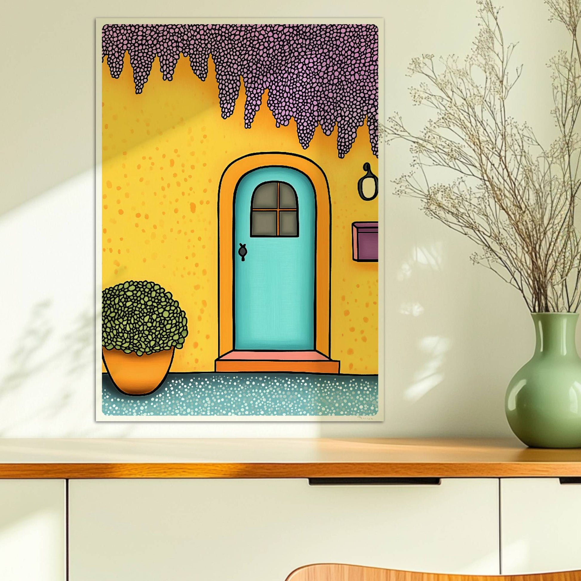 Gelbe Hausfassade mit türkiser Tür, hängender lila Wisteria und orangem Blumentopf – mediterrane Ferienarchitektur, heitere Stimmung.. Ohne Rahmen 50x70