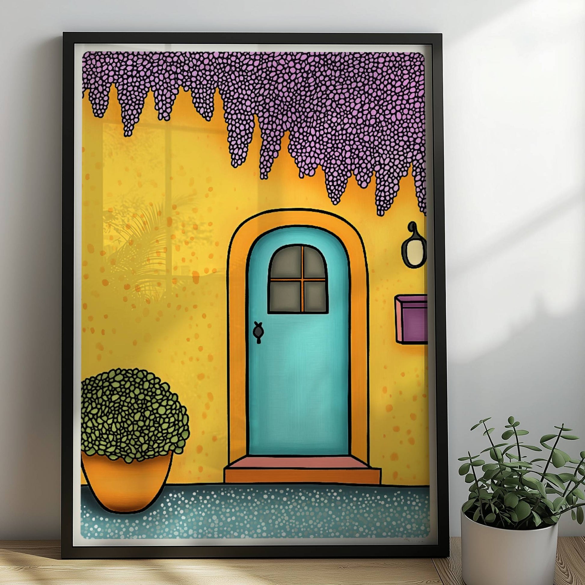 Gelbe Hausfassade mit türkiser Tür, hängender lila Wisteria und orangem Blumentopf – mediterrane Ferienarchitektur, heitere Stimmung.. Rahmen schwarz 50x70