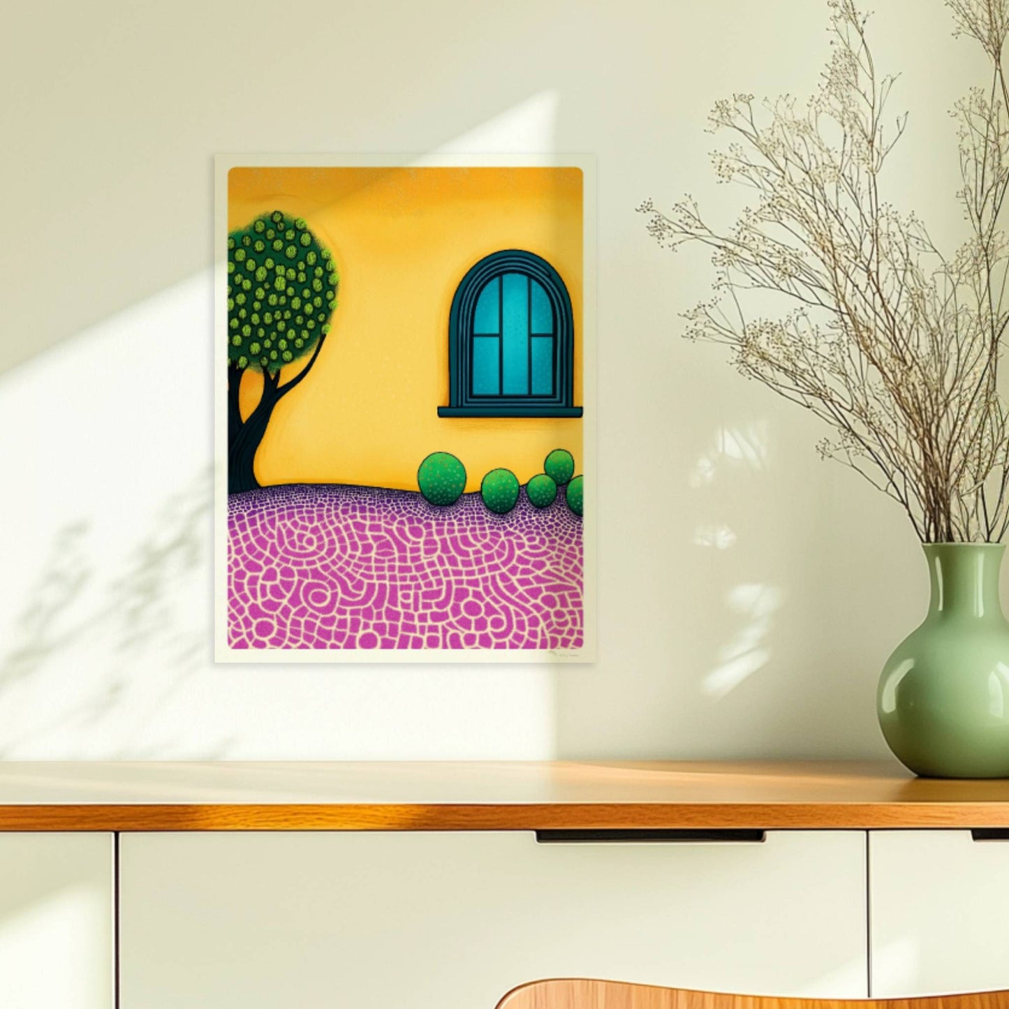 Gelbe Fassade mit blauem Bogenfenster, Baum und Mosaikboden – mediterranes Innenhofmotiv in klaren Farben und dekorativer Optik.. Ohne Rahmen 30x40