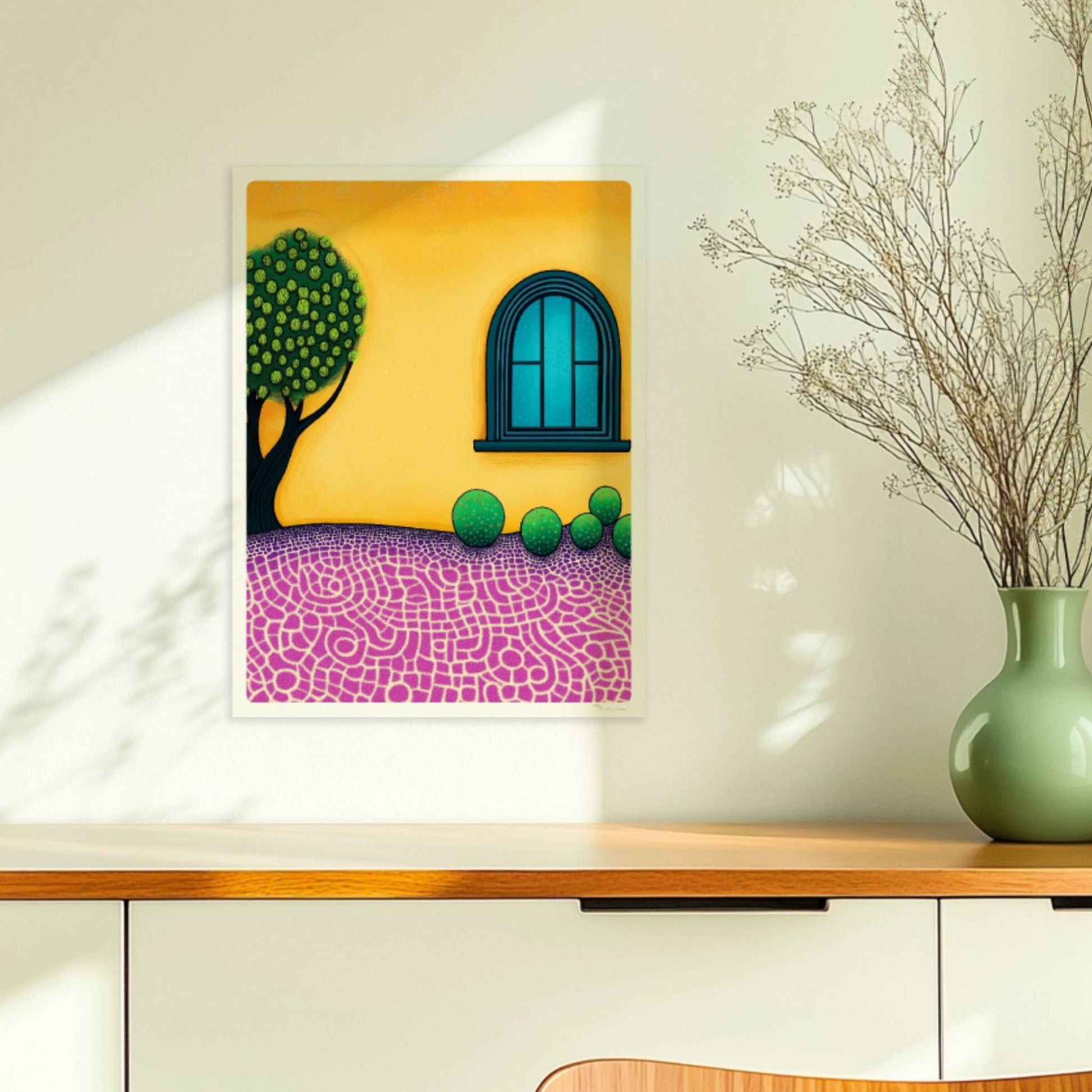 Gelbe Fassade mit blauem Bogenfenster, Baum und Mosaikboden – mediterranes Innenhofmotiv in klaren Farben und dekorativer Optik.. Ohne Rahmen 30x40
