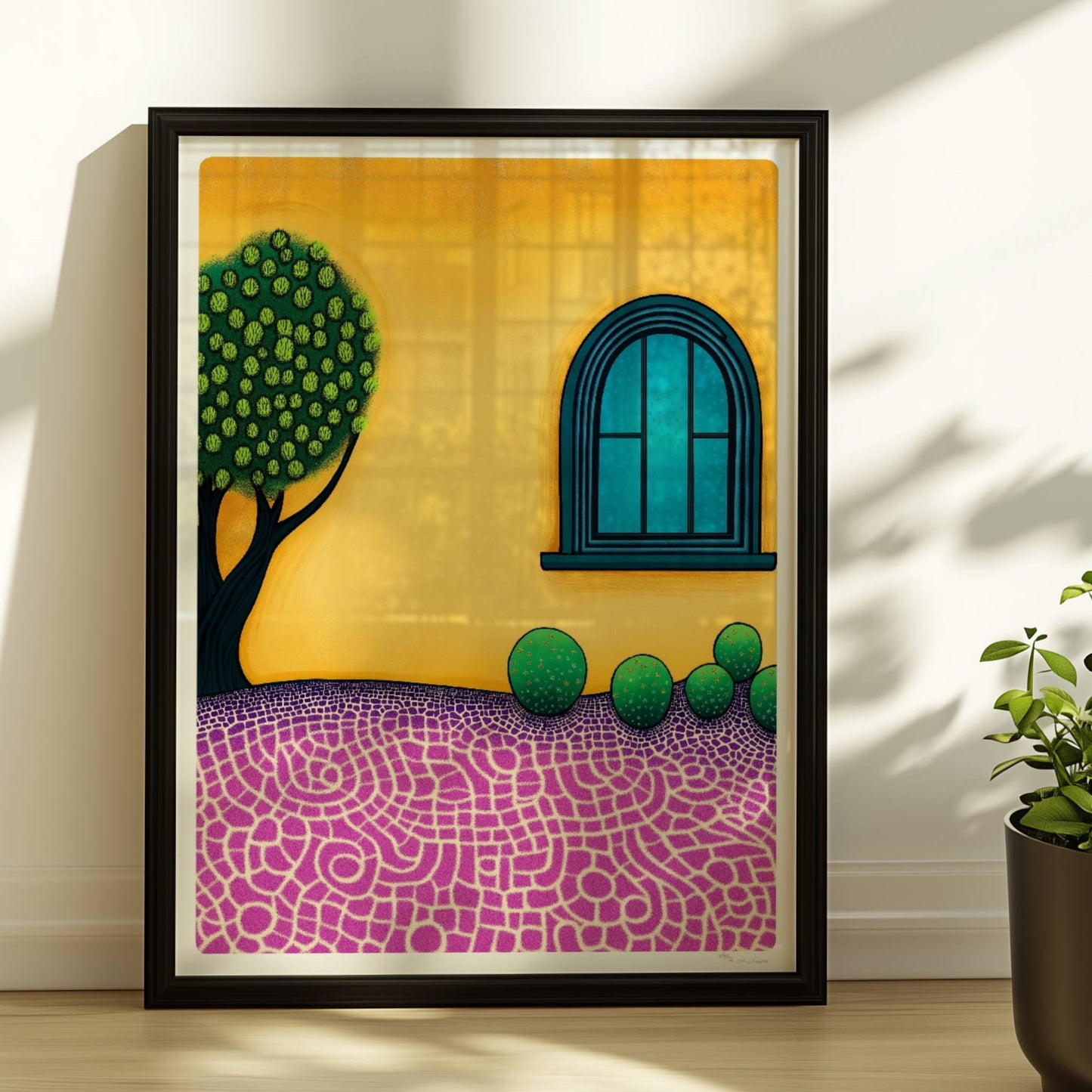 Gelbe Fassade mit blauem Bogenfenster, Baum und Mosaikboden – mediterranes Innenhofmotiv in klaren Farben und dekorativer Optik.. Rahmen schwarz 30x40