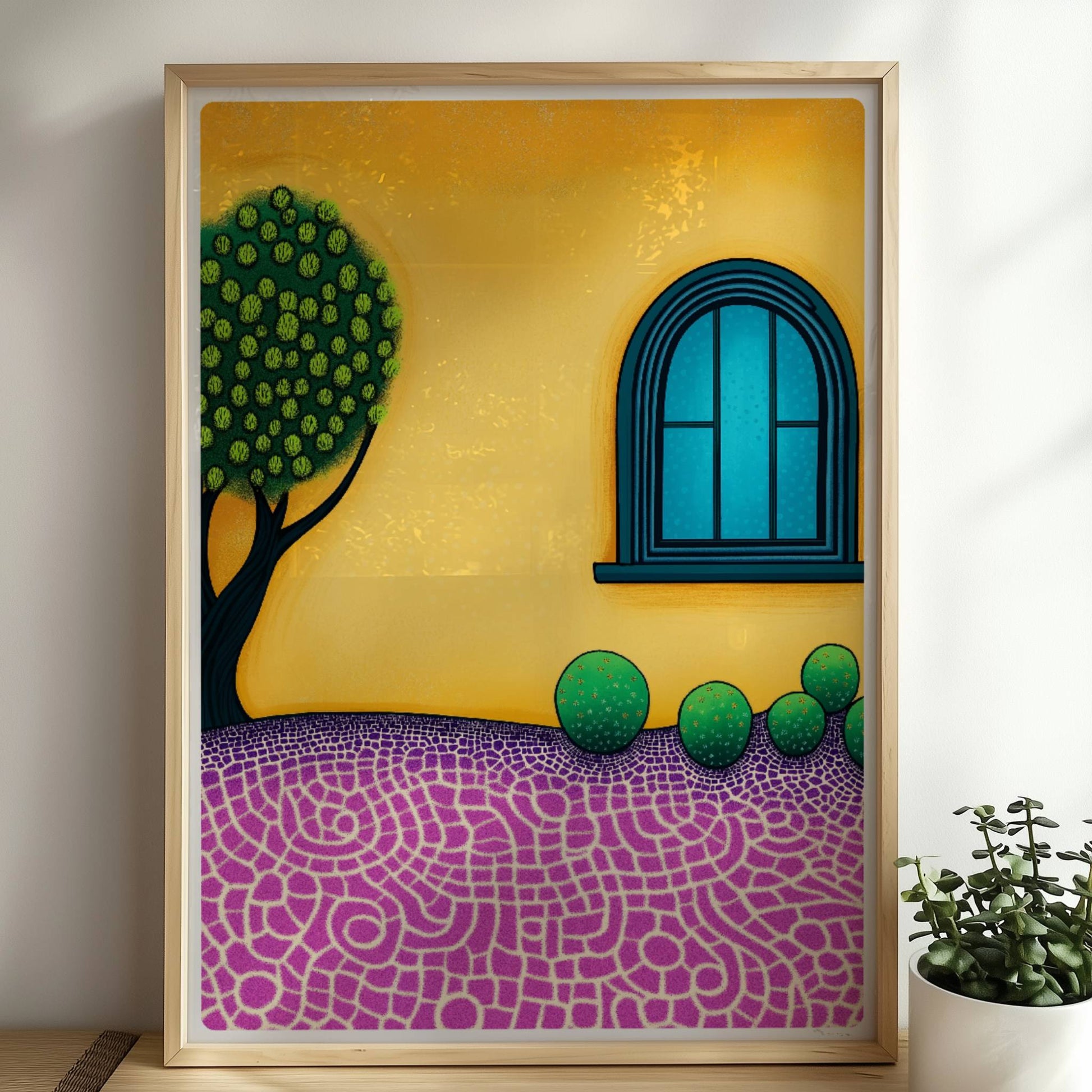 Gelbe Fassade mit blauem Bogenfenster, Baum und Mosaikboden – mediterranes Innenhofmotiv in klaren Farben und dekorativer Optik.. Rahmen natur 50x70