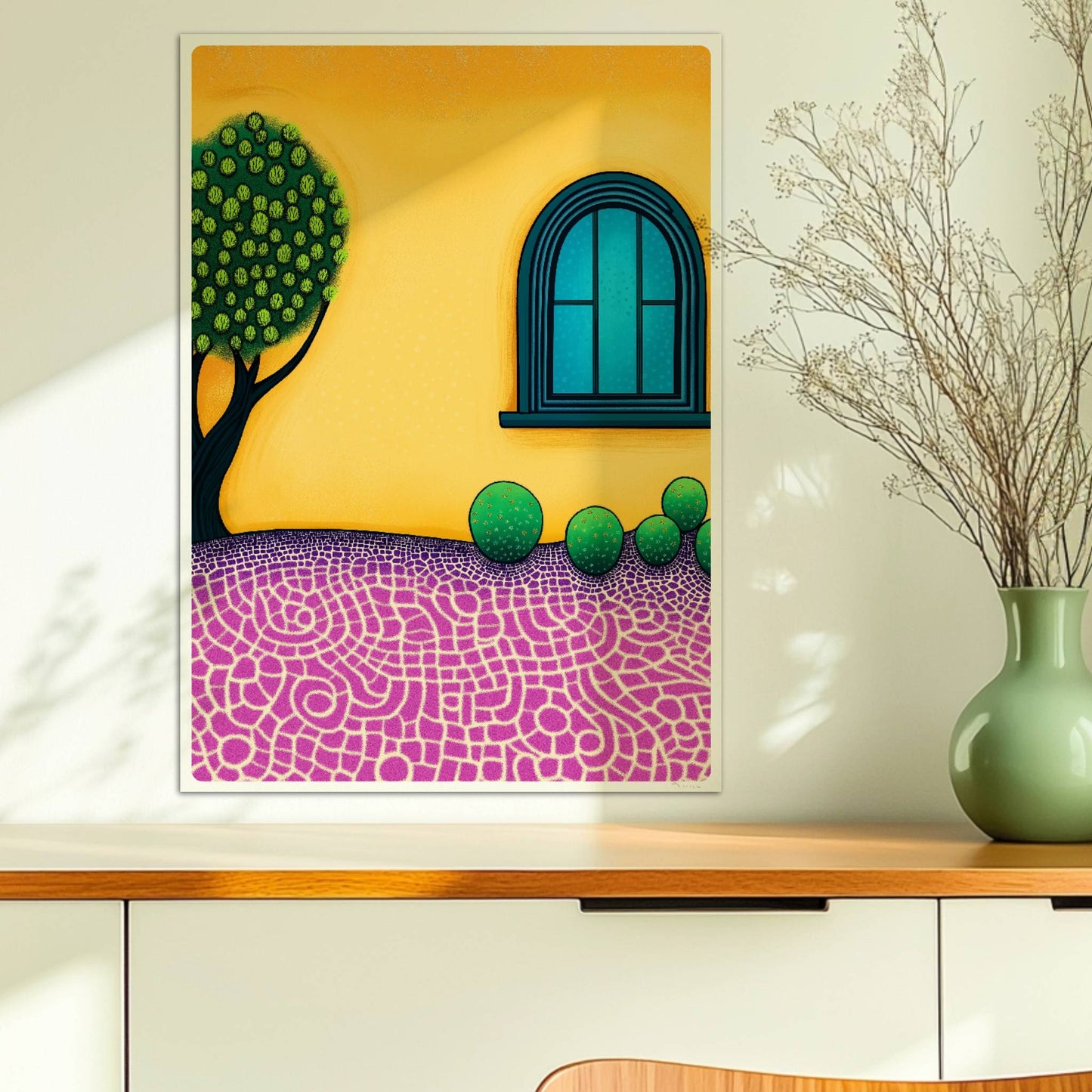 Gelbe Fassade mit blauem Bogenfenster, Baum und Mosaikboden – mediterranes Innenhofmotiv in klaren Farben und dekorativer Optik.. Ohne Rahmen 50x70
