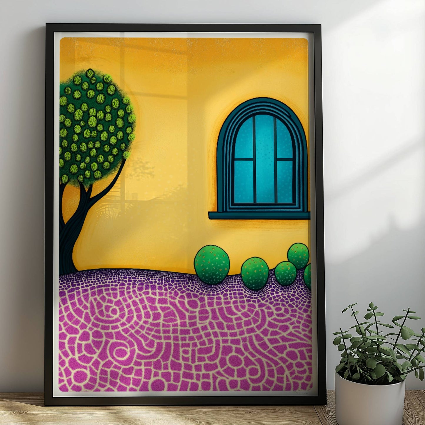 Gelbe Fassade mit blauem Bogenfenster, Baum und Mosaikboden – mediterranes Innenhofmotiv in klaren Farben und dekorativer Optik.. Rahmen schwarz 50x70