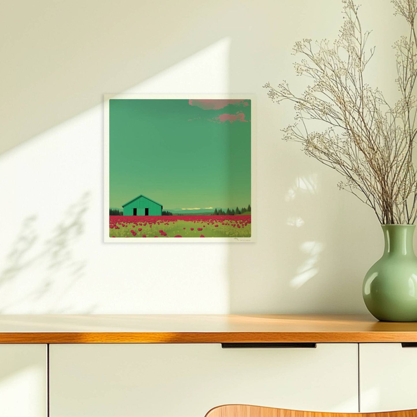 Grüne Scheune vor einem weiten Mohnblumenfeld mit rosa Wolken – friedliche Landschaft in warmen Tönen.. Ohne Rahmen 30x30