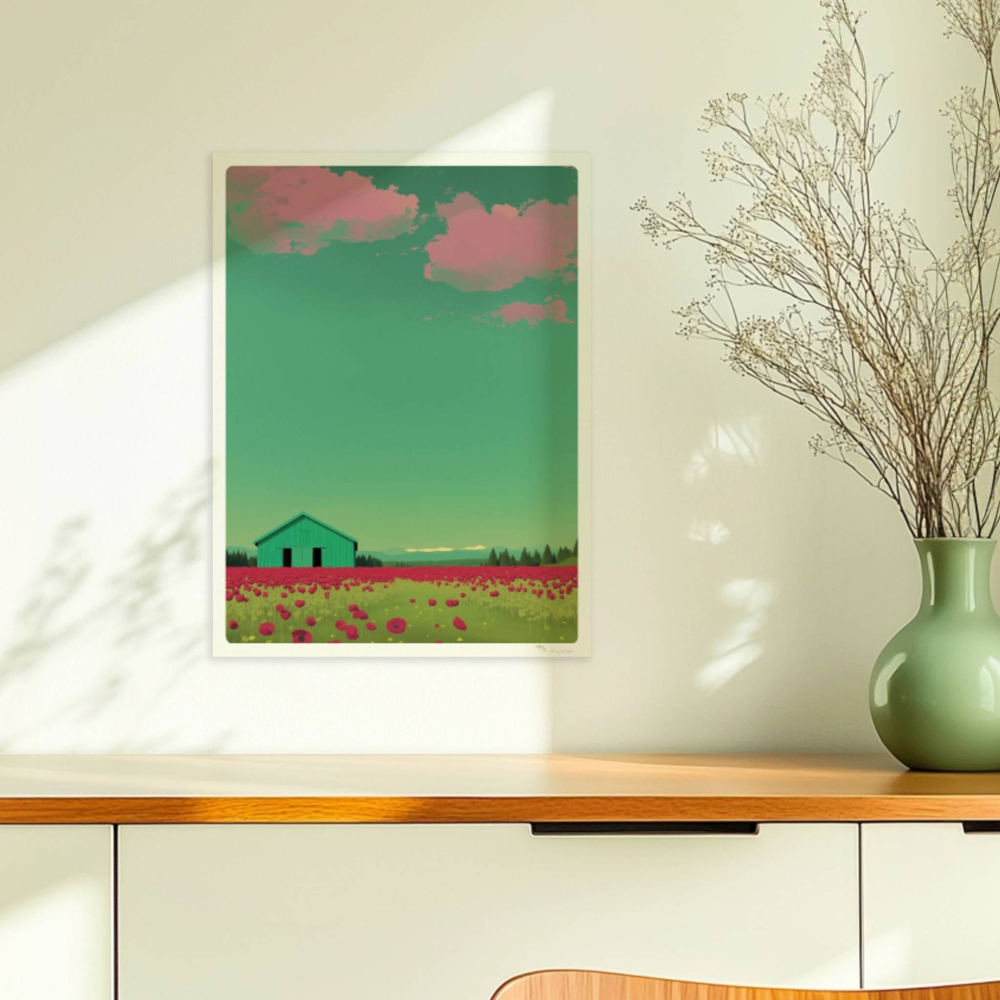 Grüne Scheune vor einem weiten Mohnblumenfeld mit rosa Wolken – friedliche Landschaft in warmen Tönen.. Ohne Rahmen 30x40