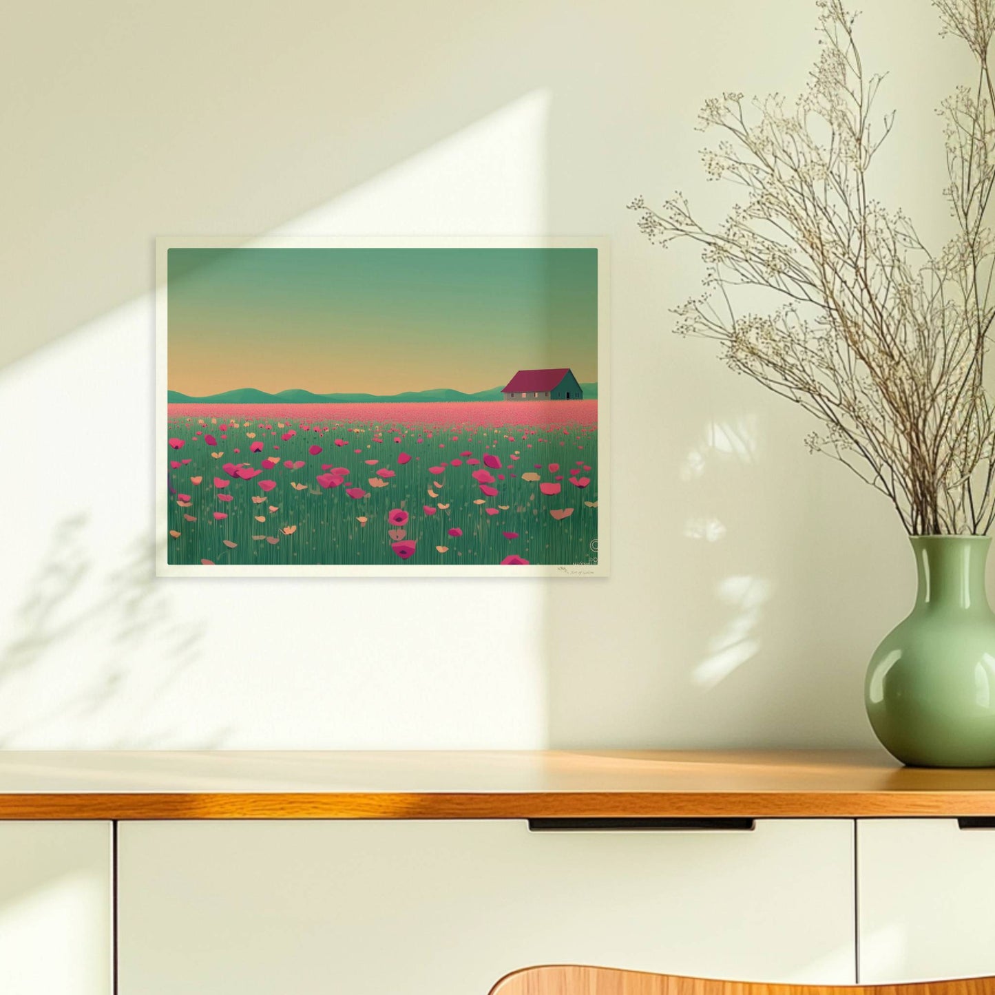 Weite Wiese mit pinken Mohnblumen und einsamer Scheune vor sanft gelbem Abendhimmel – romantische Landschaft.. Ohne Rahmen 40x30