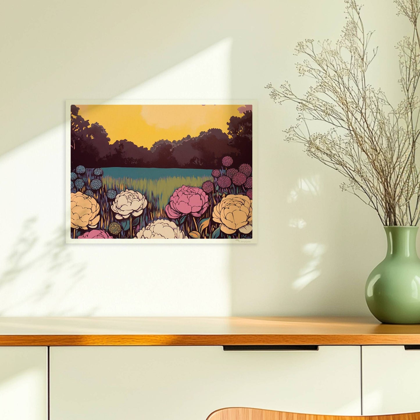 Bunte Blumenwiese mit weißen, rosa und gelben Blüten vor leuchtendem Sonnenuntergang und Wald – lebhafte Naturstimmung.. Ohne Rahmen 40x30