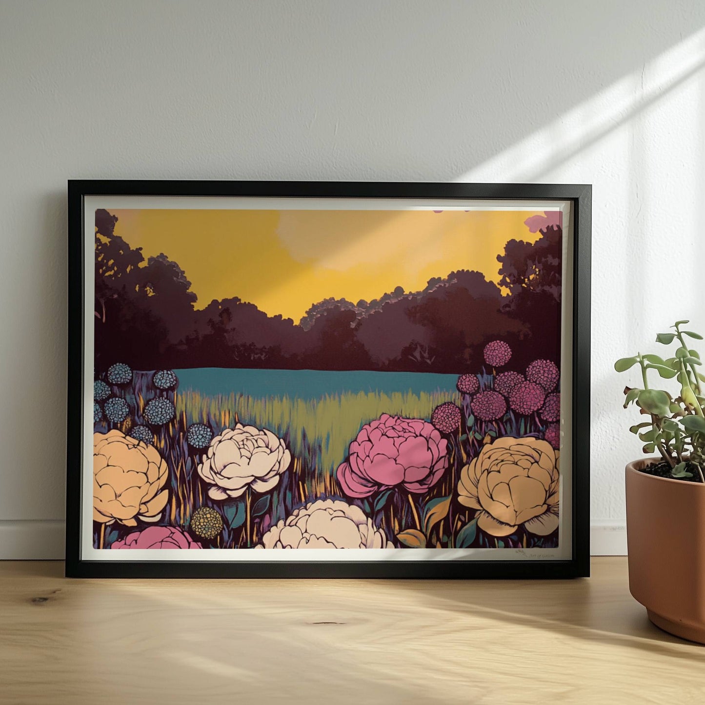 Bunte Blumenwiese mit weißen, rosa und gelben Blüten vor leuchtendem Sonnenuntergang und Wald – lebhafte Naturstimmung.. Rahmen schwarz 40x30