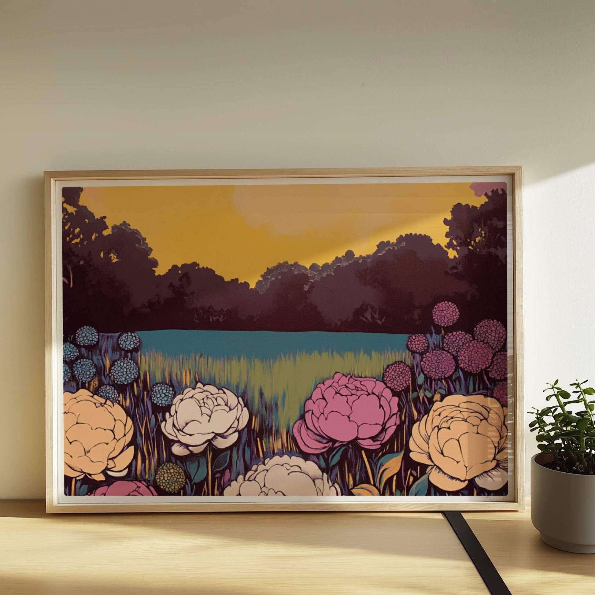 Bunte Blumenwiese mit weißen, rosa und gelben Blüten vor leuchtendem Sonnenuntergang und Wald – lebhafte Naturstimmung.. Rahmen natur 70x50