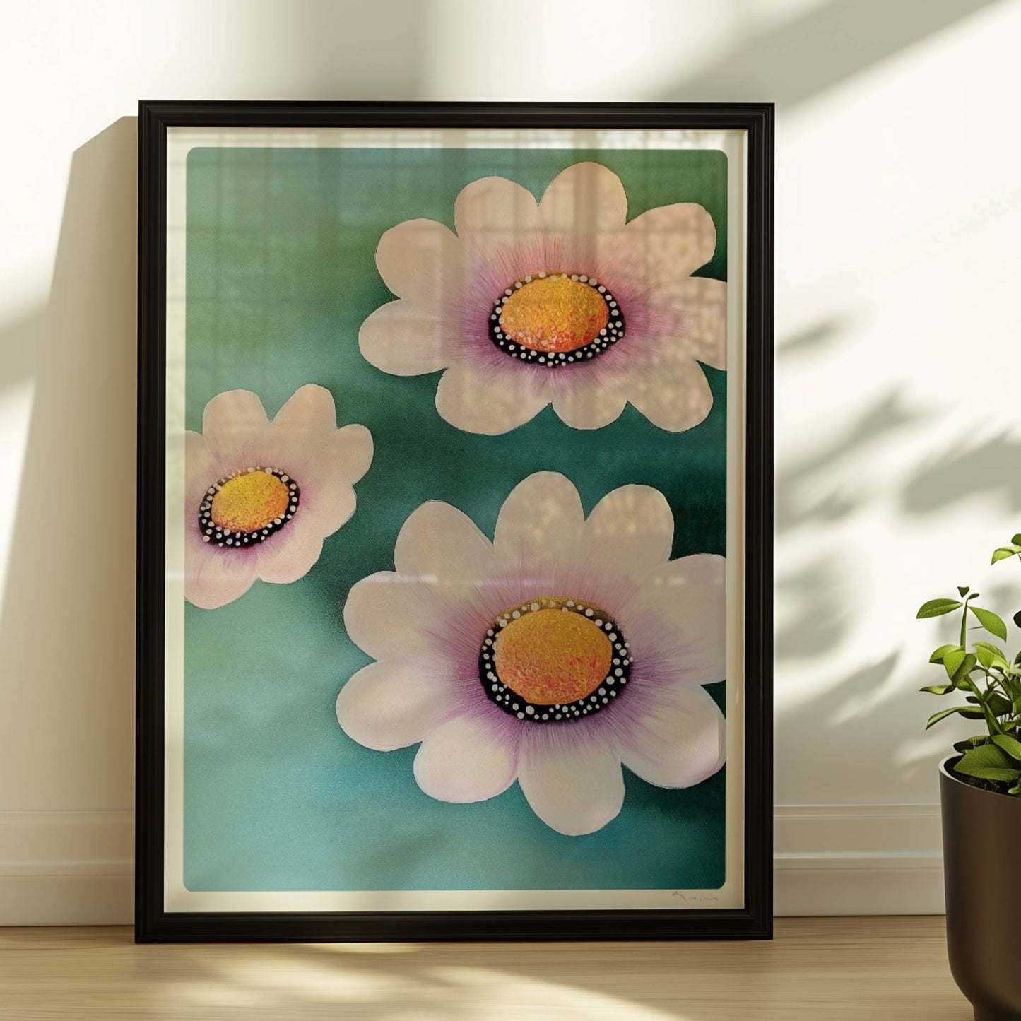 Zarte weiße und rosa Blüten mit leuchtend gelben Zentren auf einem weichen türkisfarbenen Hintergrund – minimalistische Flower Arts Illustration.. Rahmen schwarz 30x40