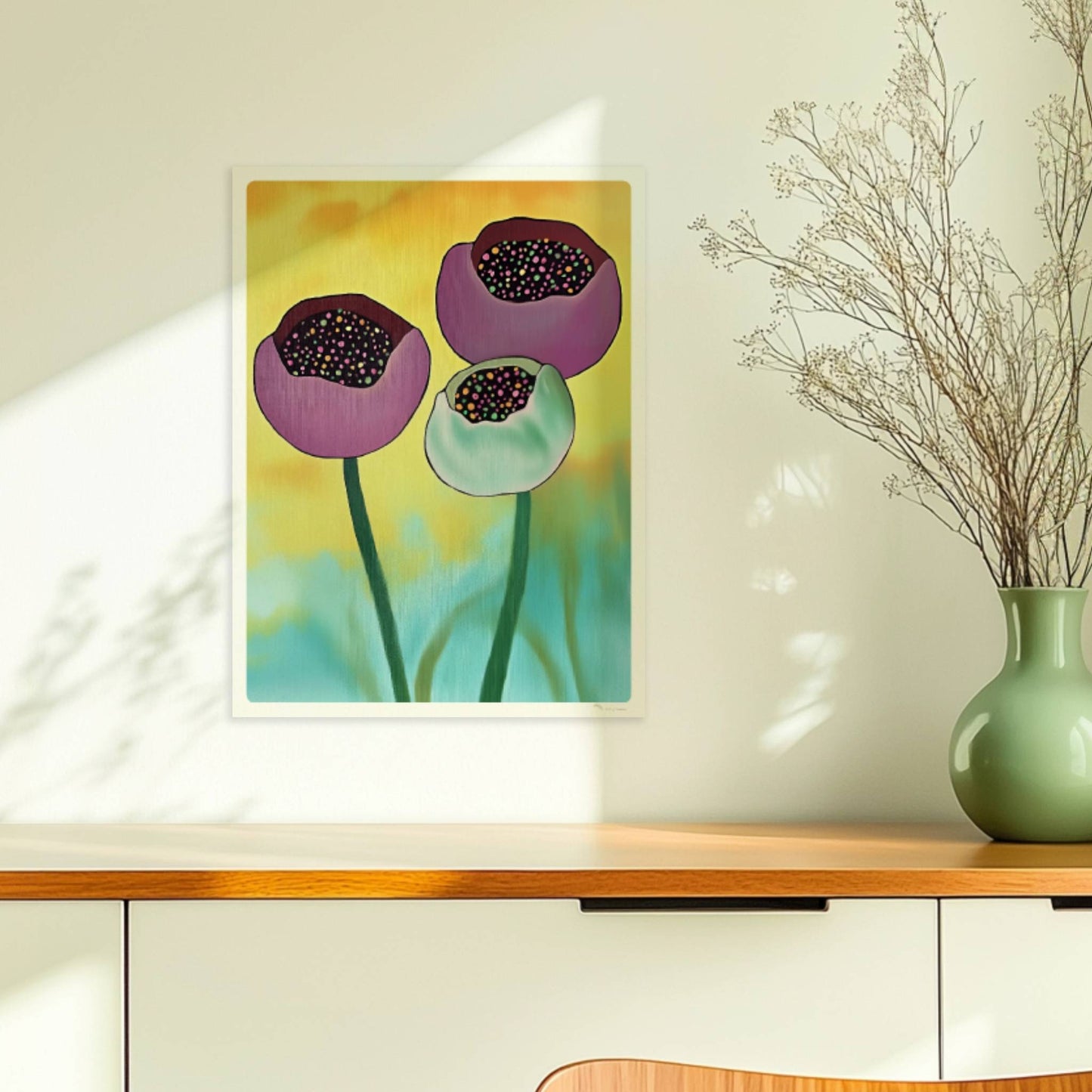 Drei stilisierte Mohnblumenknospen in Violett und Mintgrün mit bunten Punkten im Inneren vor einem gelb-orange verlaufenden Hintergrund – dekorative Flower Arts Illustration.. Ohne Rahmen 30x40