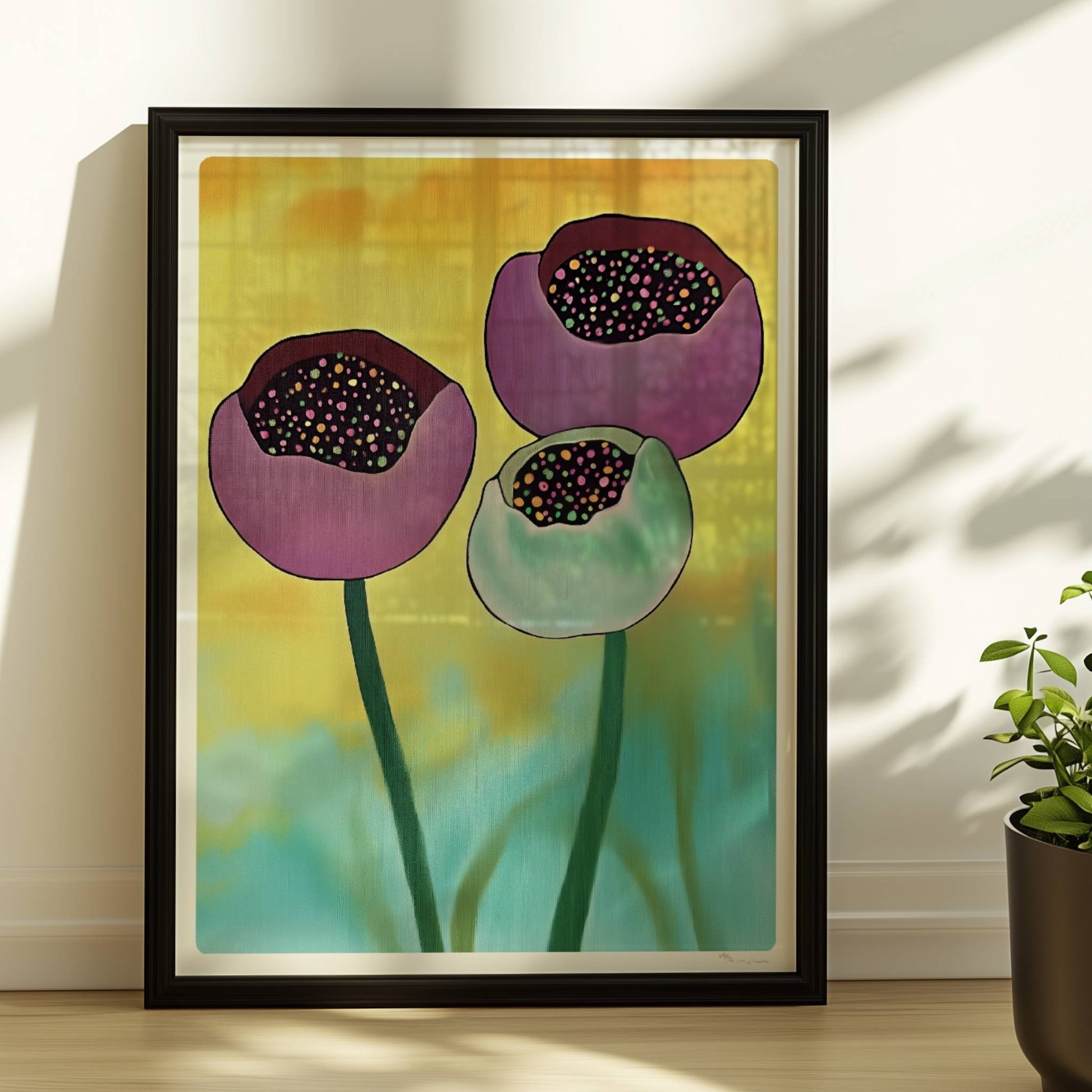 Drei stilisierte Mohnblumenknospen in Violett und Mintgrün mit bunten Punkten im Inneren vor einem gelb-orange verlaufenden Hintergrund – dekorative Flower Arts Illustration.. Rahmen schwarz 30x40